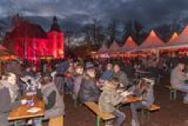 Auf dem Platz vor dem Haus Voerde wird den Besuchern des Weihnachtsmarktes ein abwechslungsreiches Programm geboten - auch auf der Bühne.