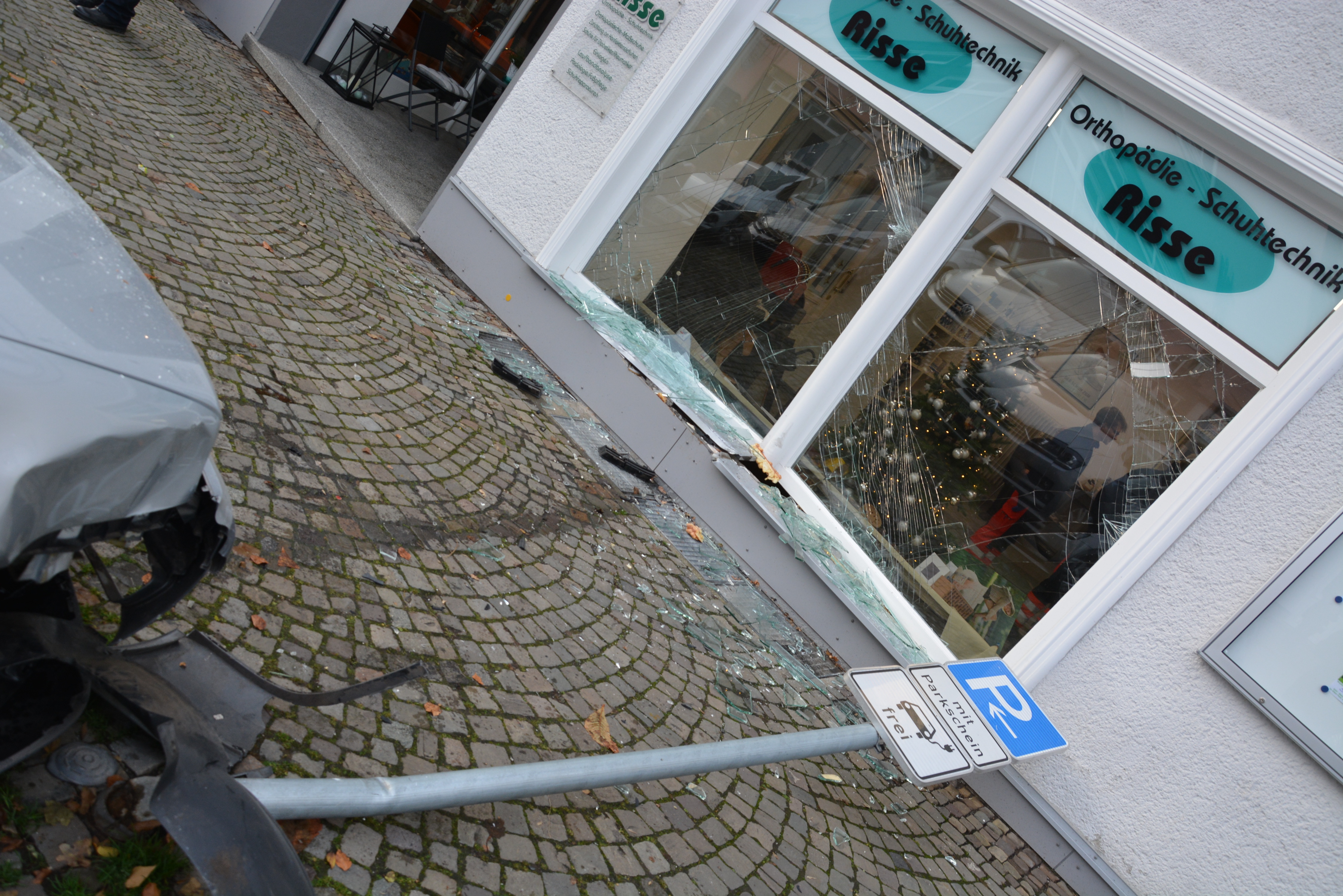 Am Mittwochmorgen krachte ein Auto in das Schaufenster eines Geschäfts am Alter Markt in Arnsberg. Die Fahrerin fuhr geistesgegenwärtig sofort zurück und kam auf dem Parkstreifen zum Stehen.