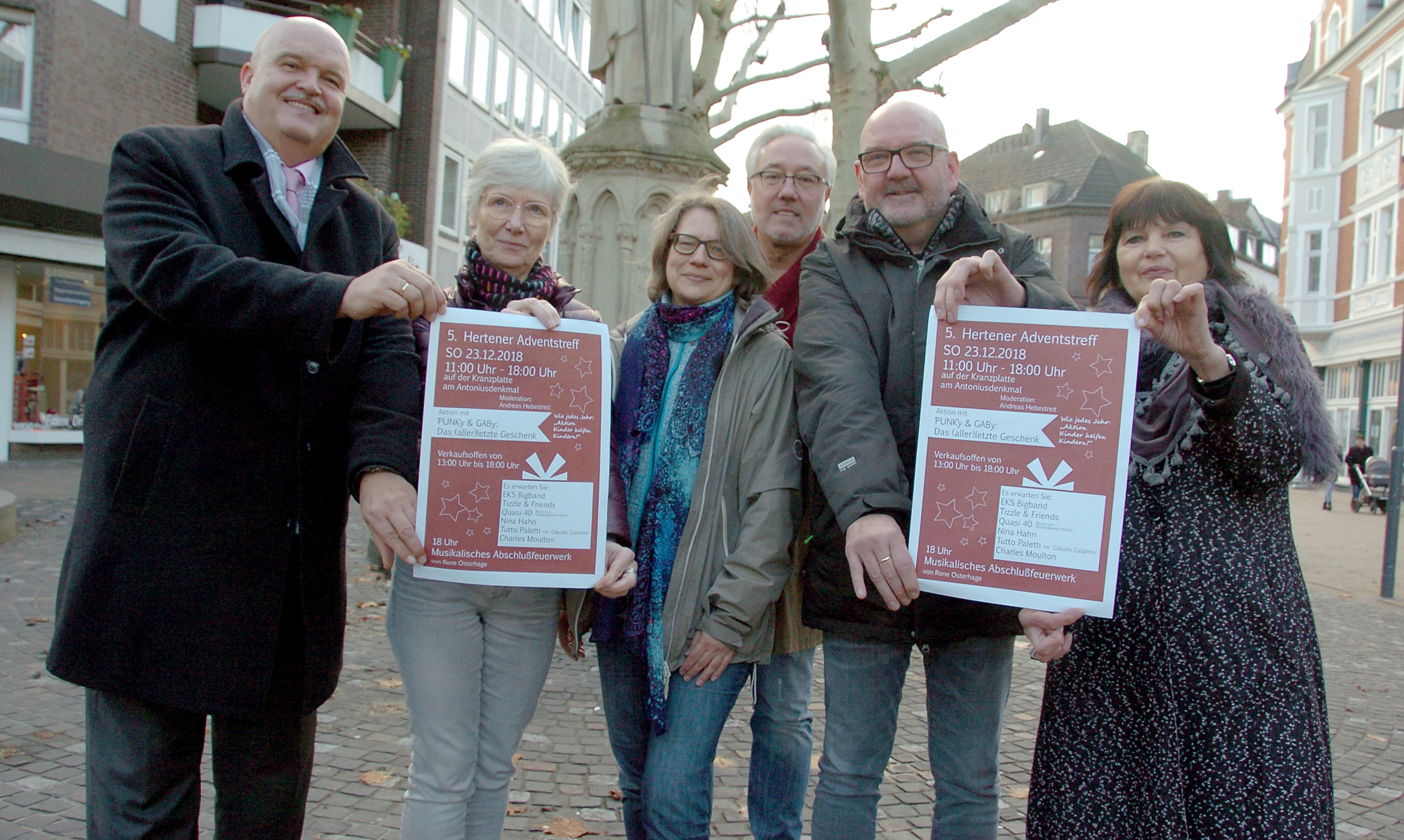 Bernhard Felling, Beatrix Düdder, Brigitte Berkau, Andreas Hebestreit, Christoph Ules und Anna-Maria Hanning freuen sich auf den Adventstreff.Foto: ST