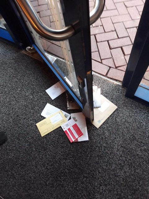 Ein Bild das sich dem Borbecker Unternehmer montags früh häufig bietet: Selbst amtliche Post wird einfach unter der Glastür durchgeschoben. Die Post sei dafür in Borbeck nicht zuständig, hat eine Unternehmenssprecherin bescheinigt. Allerdings, so ihr Rat, sei ein frei zugänglicher Briefkasten an der Frontseite des Gebäudes in der Regel die einfachste Lösung.