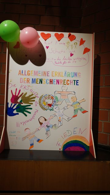 12.12.2018  Schüler der Käthe Kollwitz Schule haben die Menschenrechte neu und farbig gestaltet. 