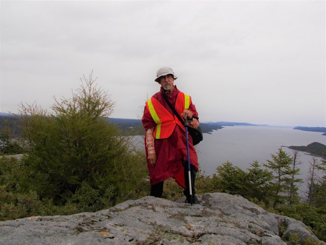 Auf dem Blue Hill im Terra Nova National Park - mit einer Warnweste wegen der im Park zur Reduzierung des übergroßen Bestands durchgeführten Elchjagd. | Foto: Dr. Gerhard E. Sollbach