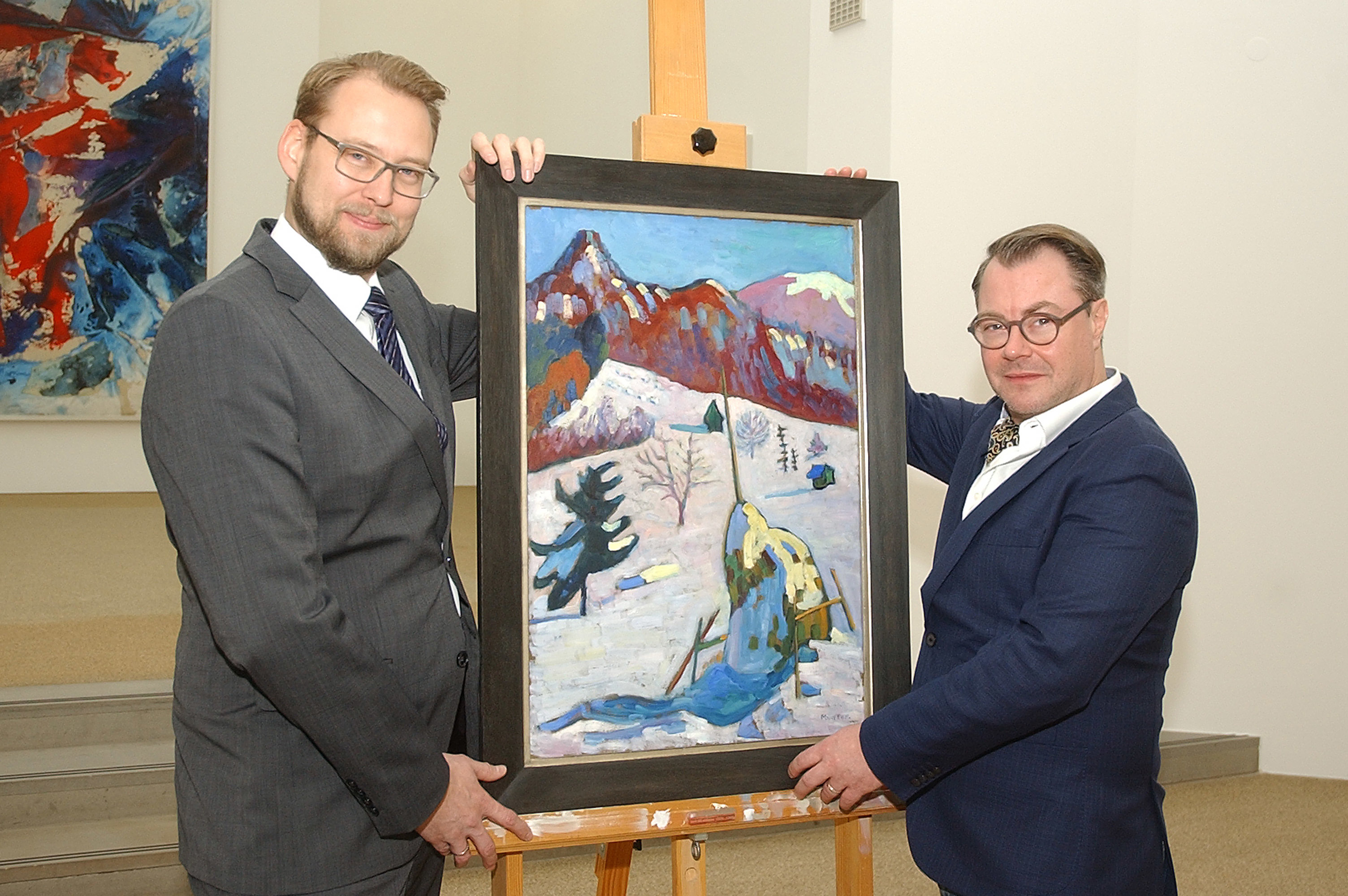 Marcel Daumann, Filialleiter der Sparda-Bank Witten (links), und Museumsdirektor Christoph Kohl freuen sich über die gelungene Restaurierung.