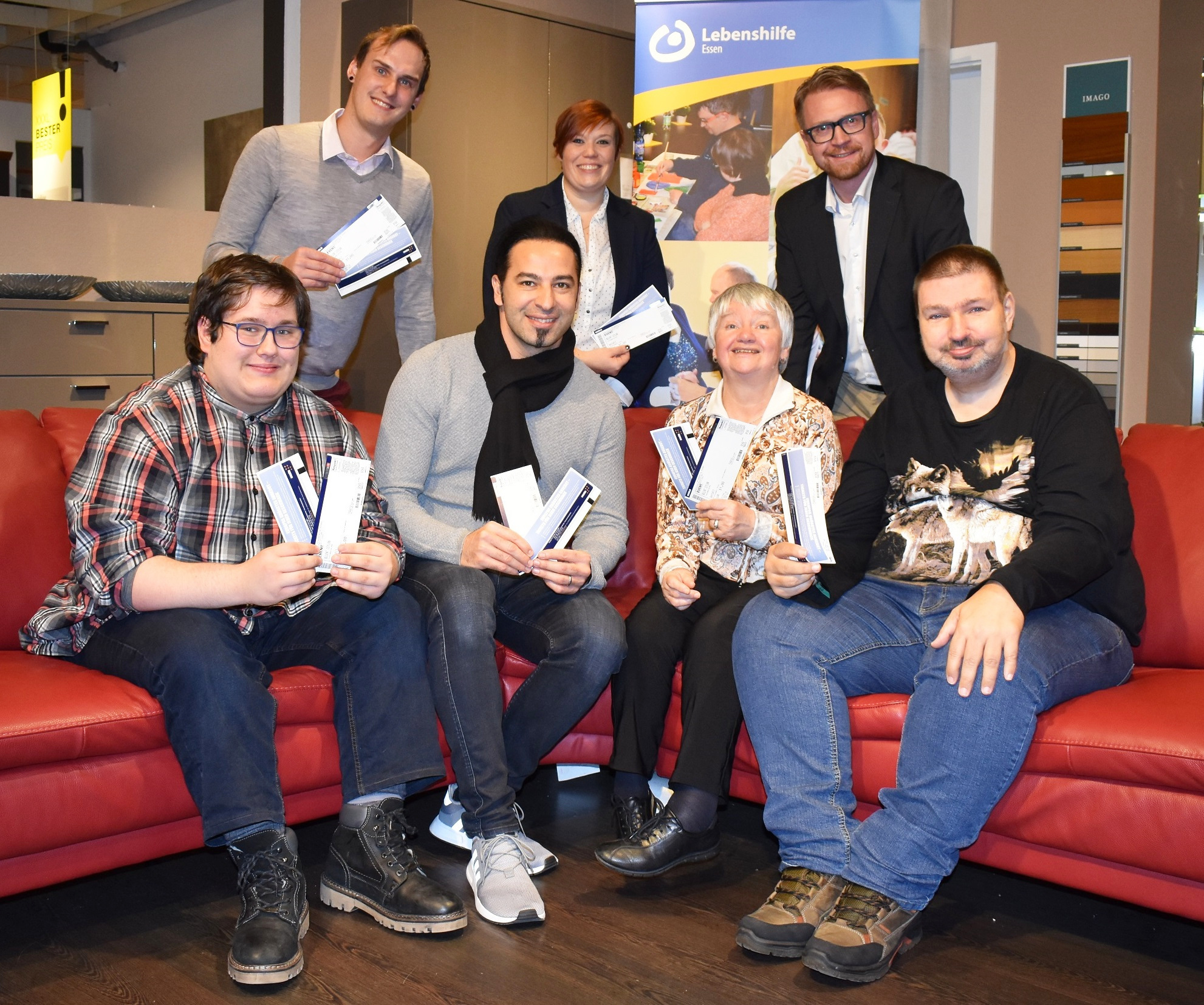 200 kostenlose Tickets für seine Lassmalache-Show spendet Bülent Ceylan gemeinsam mit XXXLutz und der Lebenshilfe Essen e.V. (hinten von links: Markus Majewski, Anna Wachowski, Jörg Woltermann-Hoffrichter, vorne von links: Jens Salewski, Brigitte Hahn und Lutz Dornseifer) an Eltern und Angehörige benachteiligter Kinder.