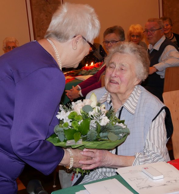Dank an Anneliese Stauf für über 40 Jahre Einsatz in der caritativen Arbeit.