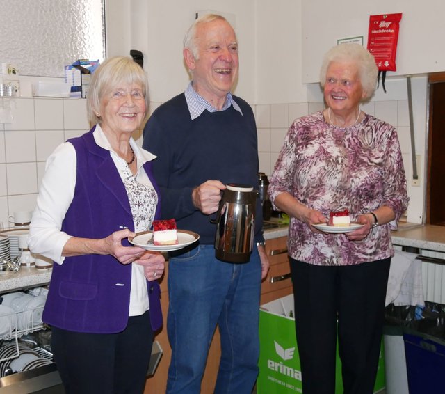 Ehrenamtliche Helfer der Caritas St. M. Himmelfahrt sind immer gut gelaunt für ihre Mitmenschen da.