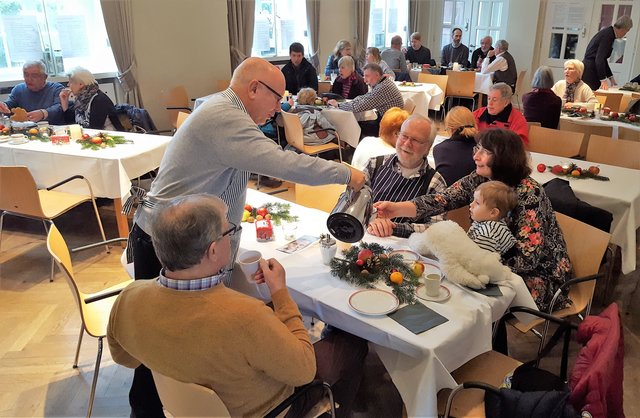 Der Freddy gibt den Oberkellner und macht dabei gute Figur.
Foto: Henschke
