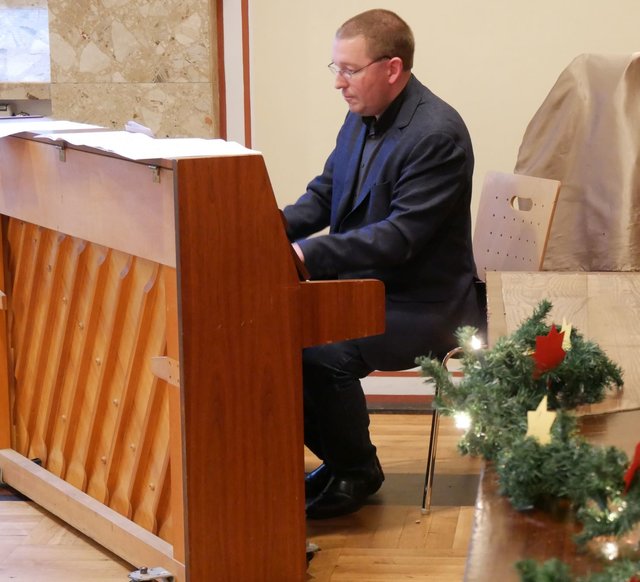 Markus Tiefensee, Pastoralreferent Pfarrei St. Antonius, begleitete stimmungsvolle Lieder zum Advent am Piano.