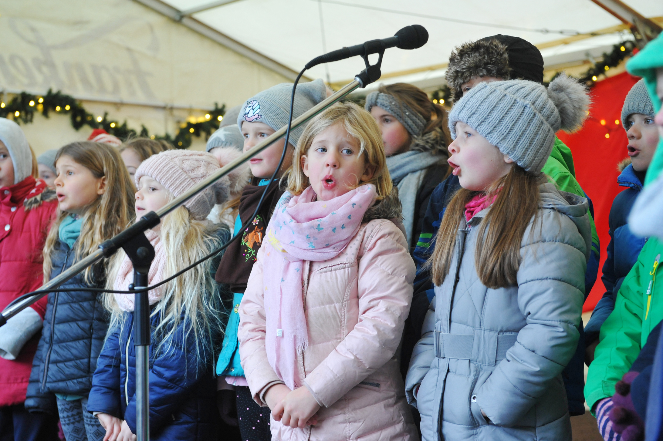 Der Kinder. und Jugendchor St. Martin weckte mit seinen Liedern vorweihnachtliche Stimmung.