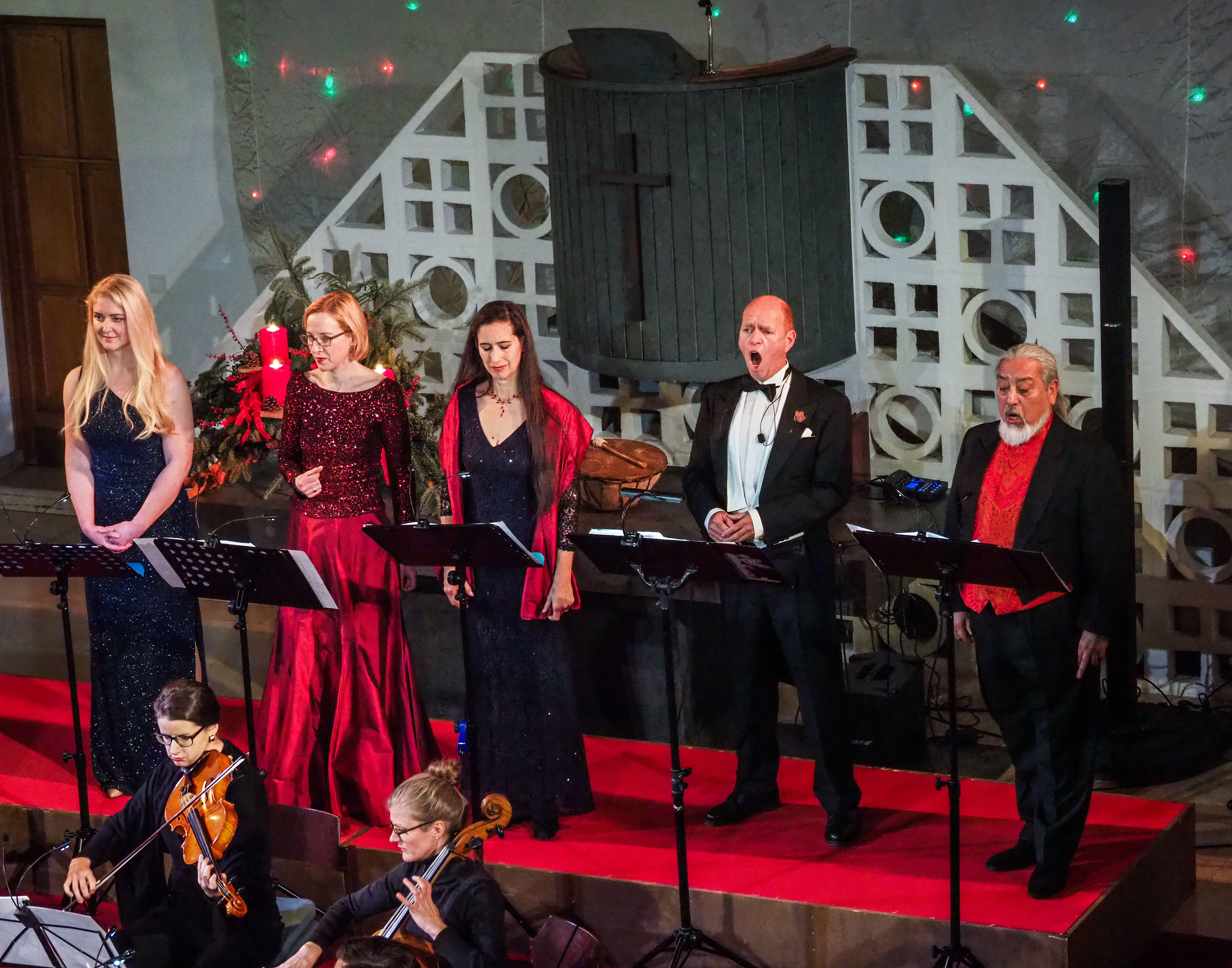Eine musikalische Weltreise unternahmen die Künstlerinnen und Künstler beim Adventskonzert in der Apostelkirche. Zweiter von rechts: Organisator Pedro de Castro.