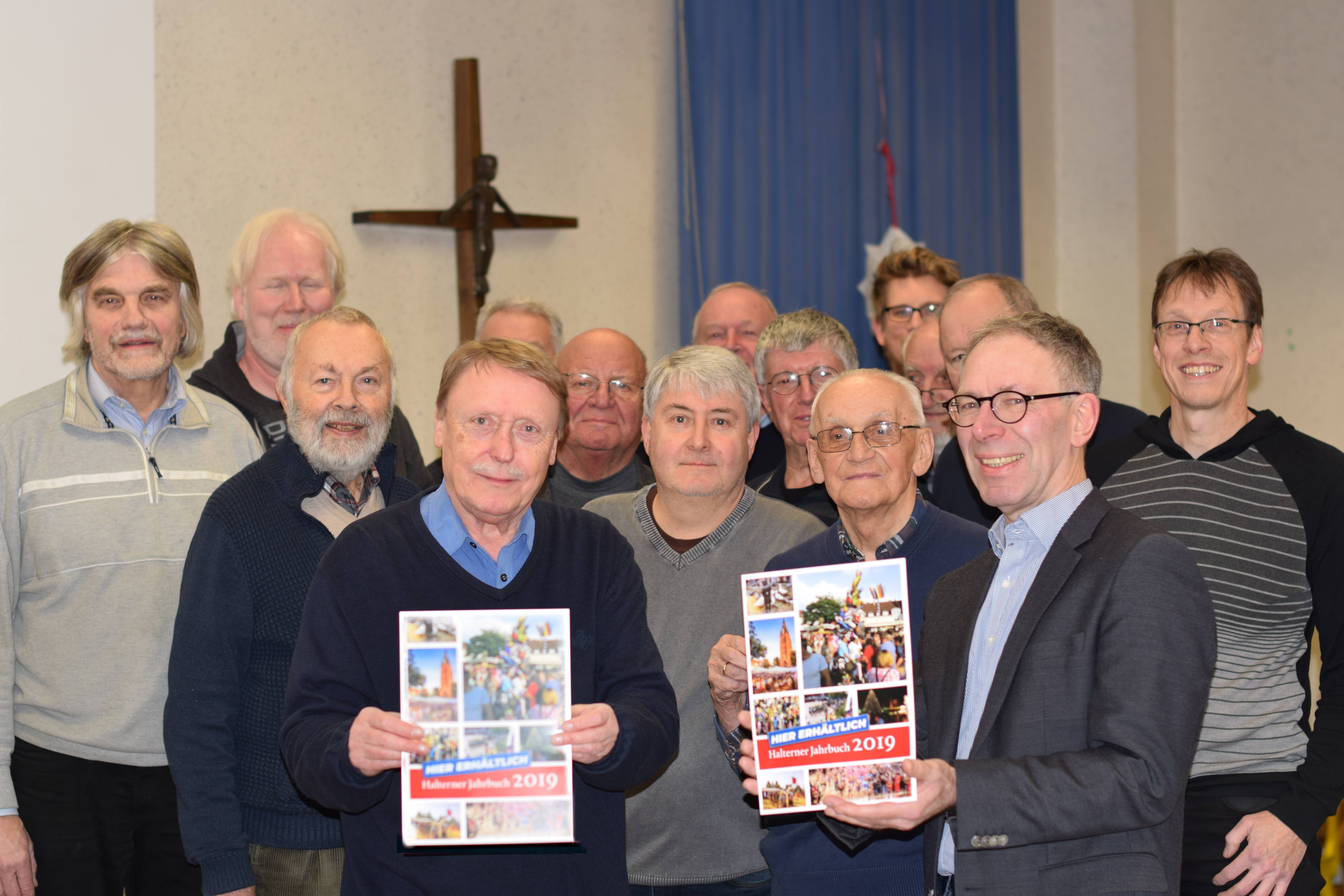 Uli Backmann (links) mit einigen der 29 Autoren des Halterner Jahrbuchs 2019