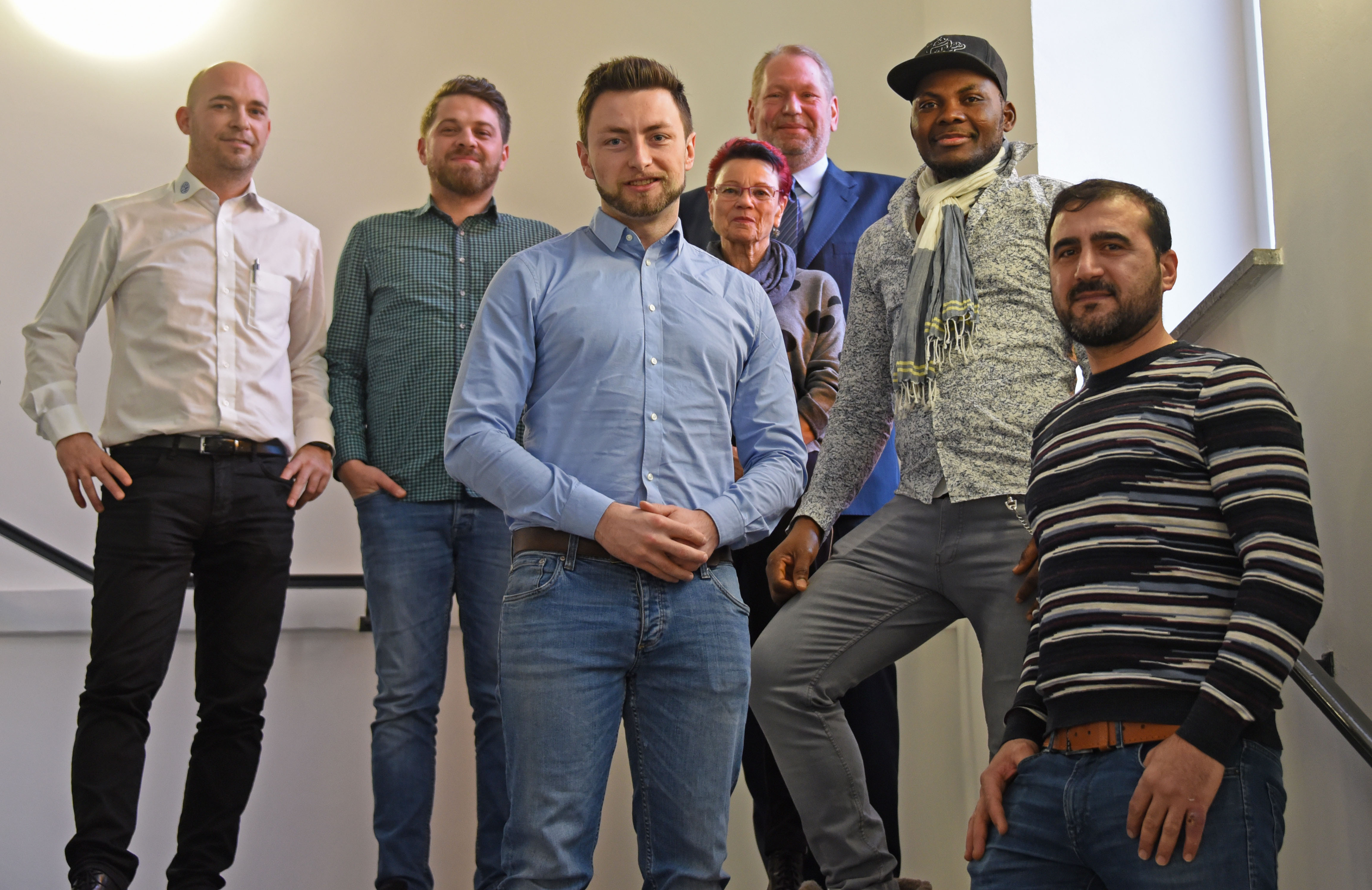 (v.l.) Marc Grella, Ahmet Kurnaz, Thomas Piontek, Christa Linke, Polizeipräsident Frank Richter, Kofi Asare und Ibrahim Delshad nach der Ehrung. Foto: Polizei E/MH