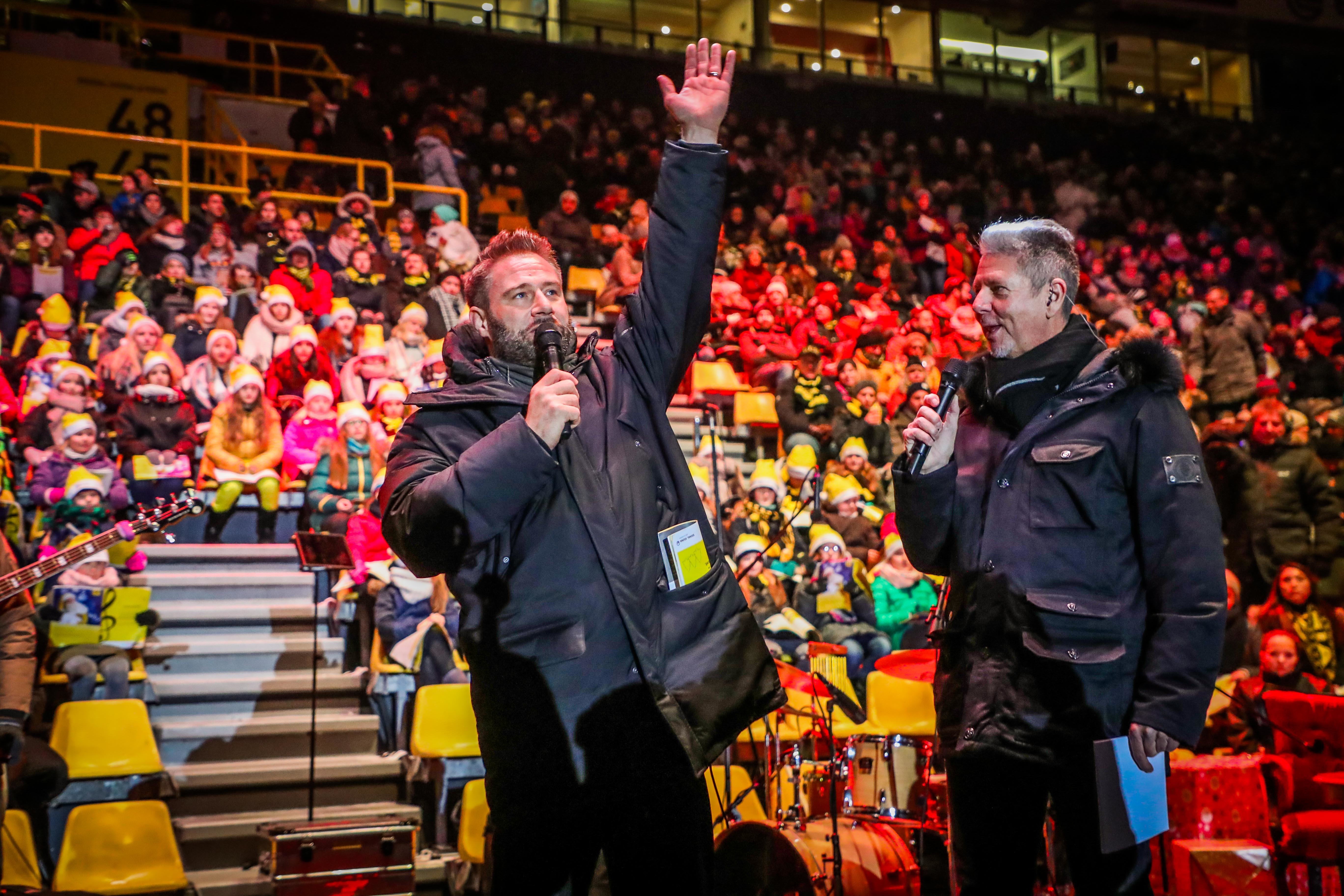 Sasha (l.) war einer der großen Stargäste beim BVB-Weihanchtssingen. Heiko Waßer (r.) sprang für den am Knie operierten Nobby Dickel als Moderator ein.