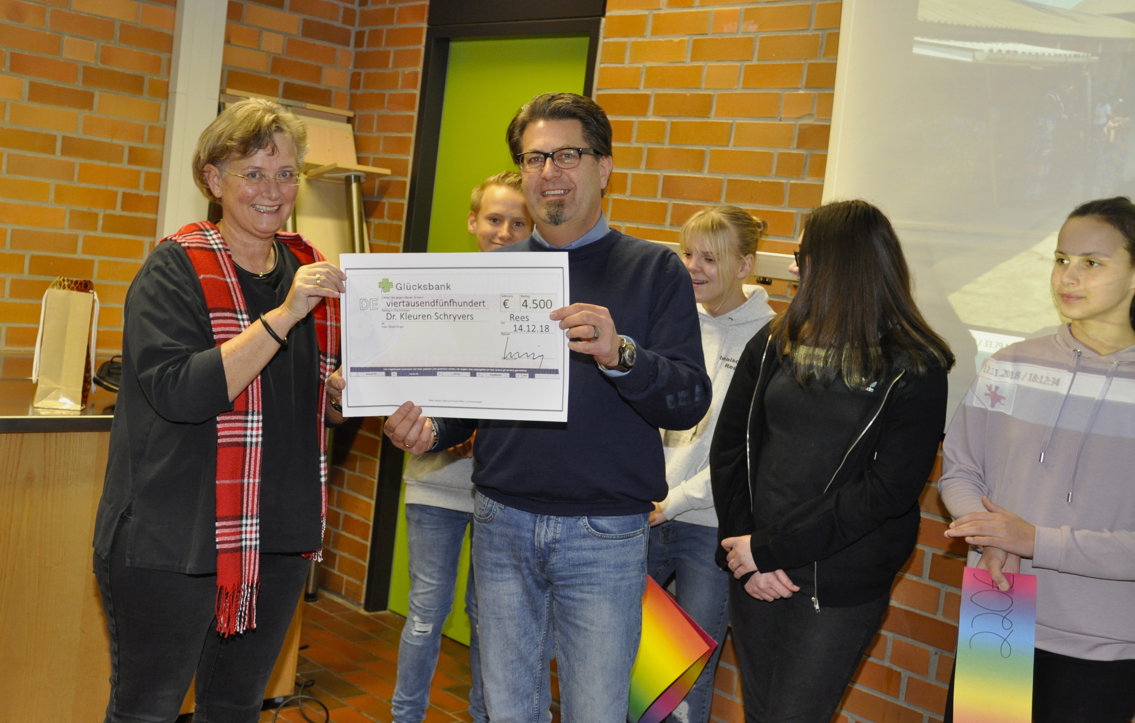 Schulleiter Thomas Wenning konnte einen Spendenscheck in Höhe von 4.500 Euro an Dr. Elke Kleuren-Schyvers übergeben.