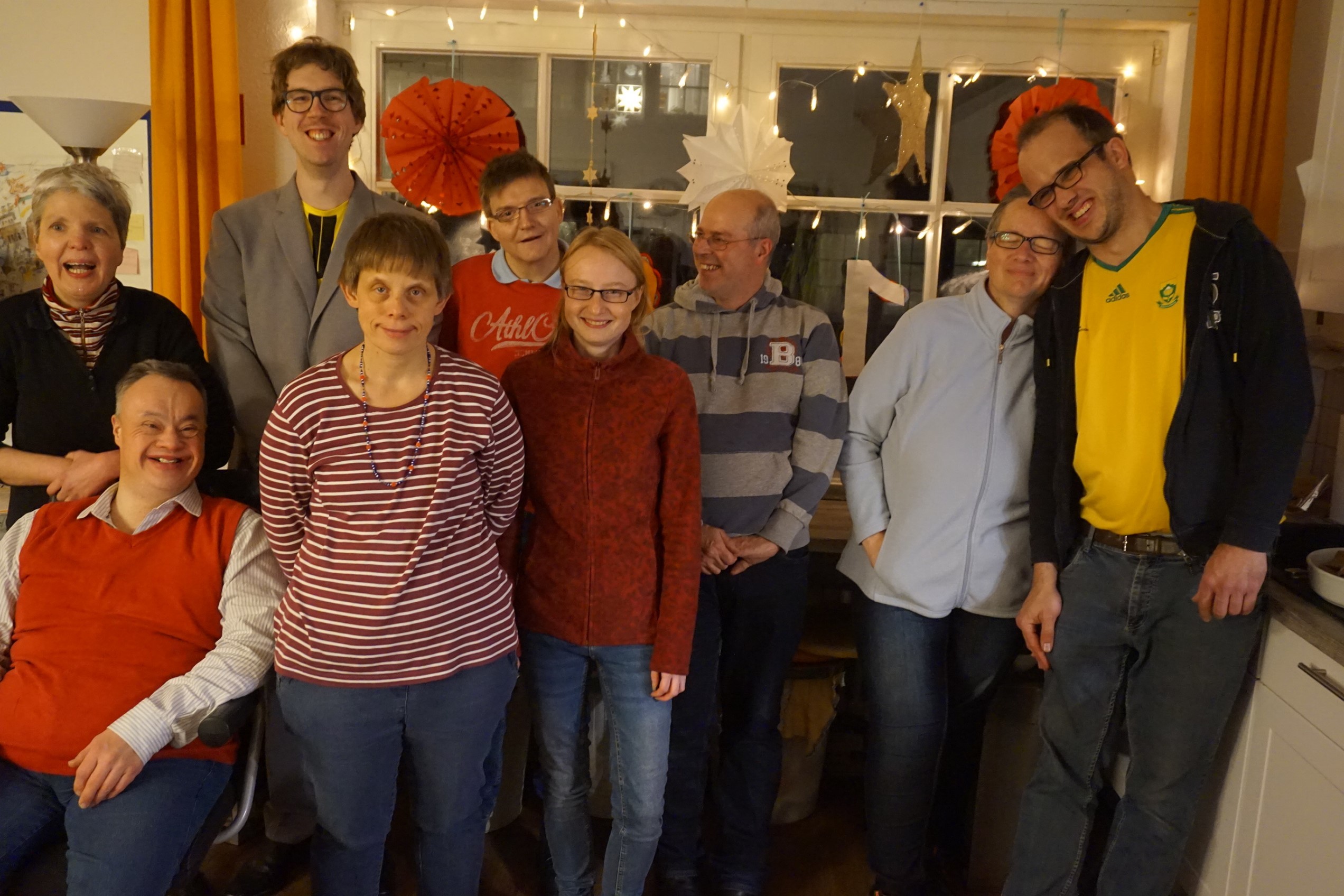 Die Lebenshilfe-Außenwohngruppe Turmstraße hat das 18. Adventsfenster gestaltet. Von links: Oliver Radant, Beate Hühn, Kay Uwe Höver, Rebecca Hoffmann (Praktikantin), Achim Weingarten, Monika Priebe, Christopher Gießler, Henning Hopf, Sabine Trimborn.