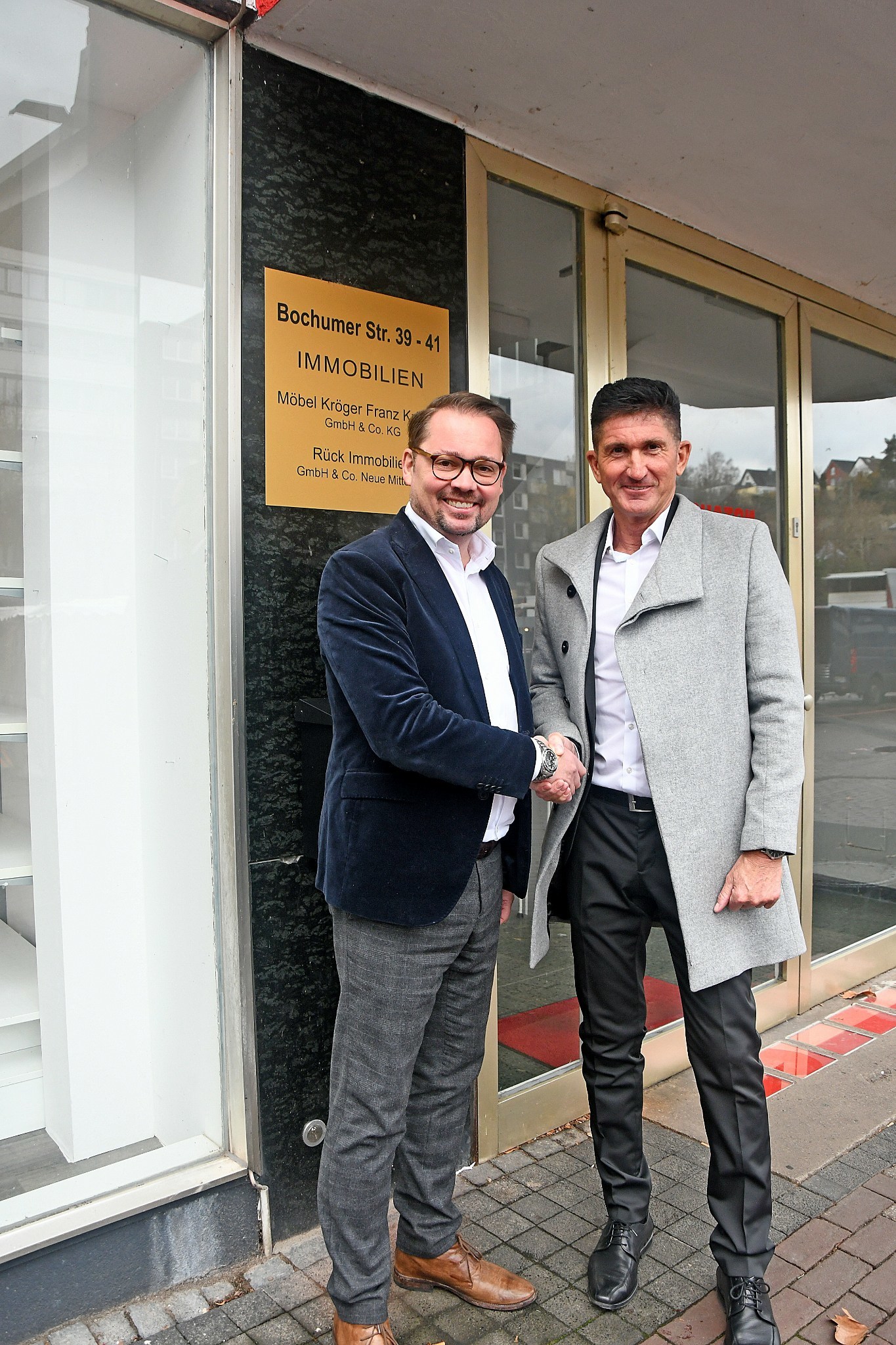 Hand drauf! Günther Oberholz (rechts, Leiter Kröger-Immobilienmanagement) freut sich über seinen neuen Mieter im Krögerhaus am Dreiringplatz, Robert A. Kabs aus Hamburg (Geschäftsführer "Kabs PolsterWelt"). Foto: Janz