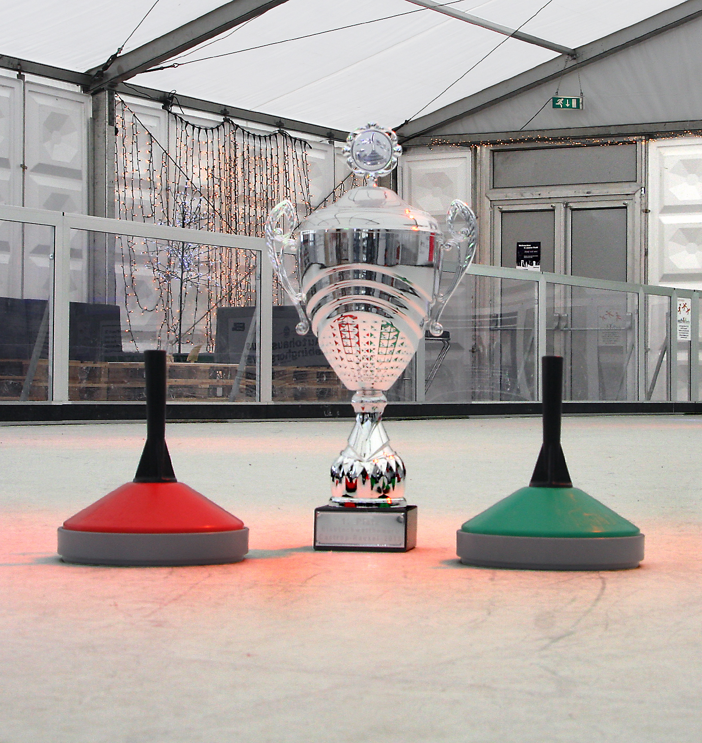 Wer holt den Pokal im Eisstockschießen? Foto: Thiele