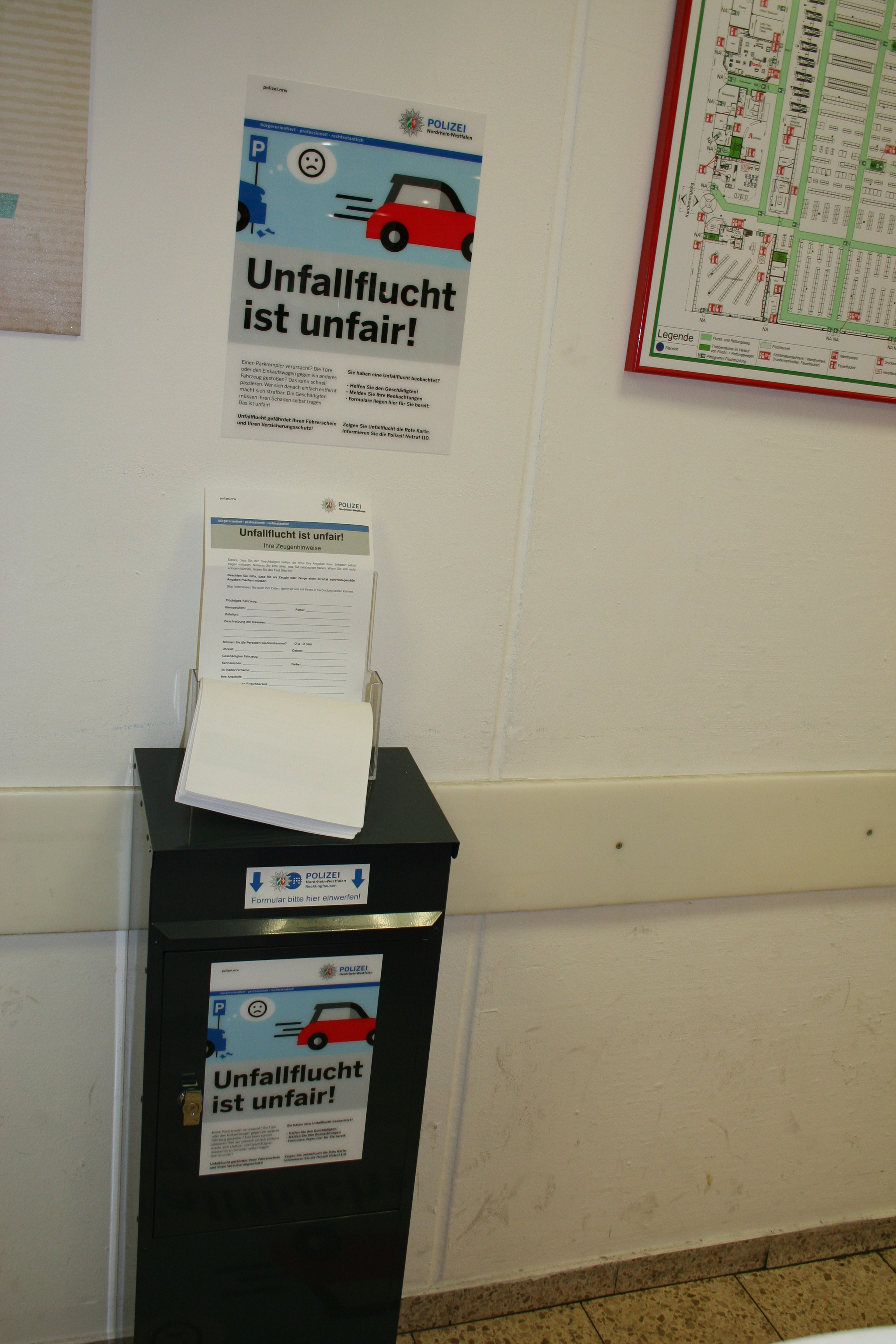 Soll bei der Aufklärung von Unfallfluchten helfen: Der Zeugenbriefkasten im Real-Markt. Er hängt in der Nähe des Zugangs zu den Kundentoiletten.
