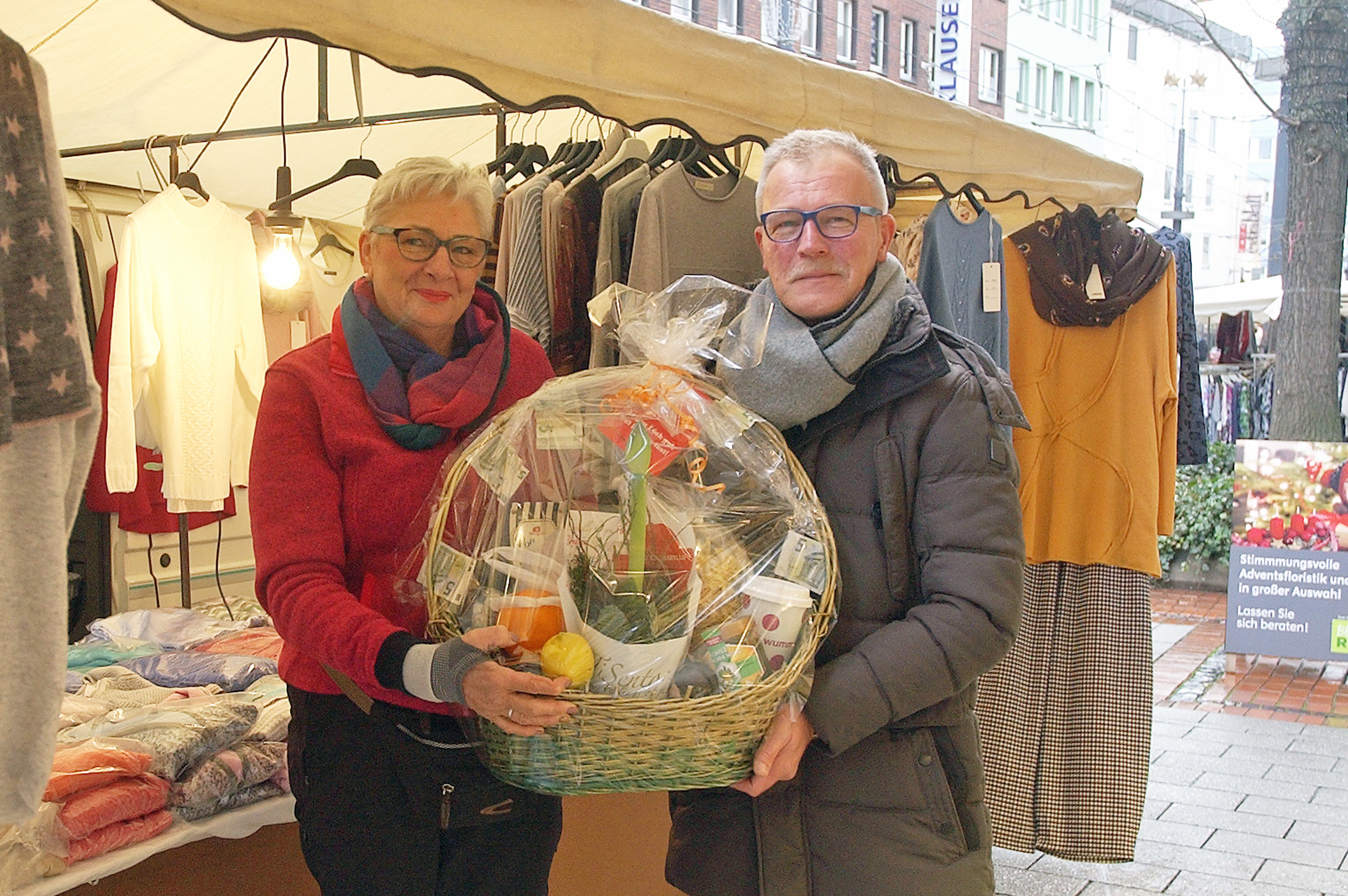 Marktmeister Matthias Pöck überreichte Katja Heier zum Abschied einen Präsentkorb.