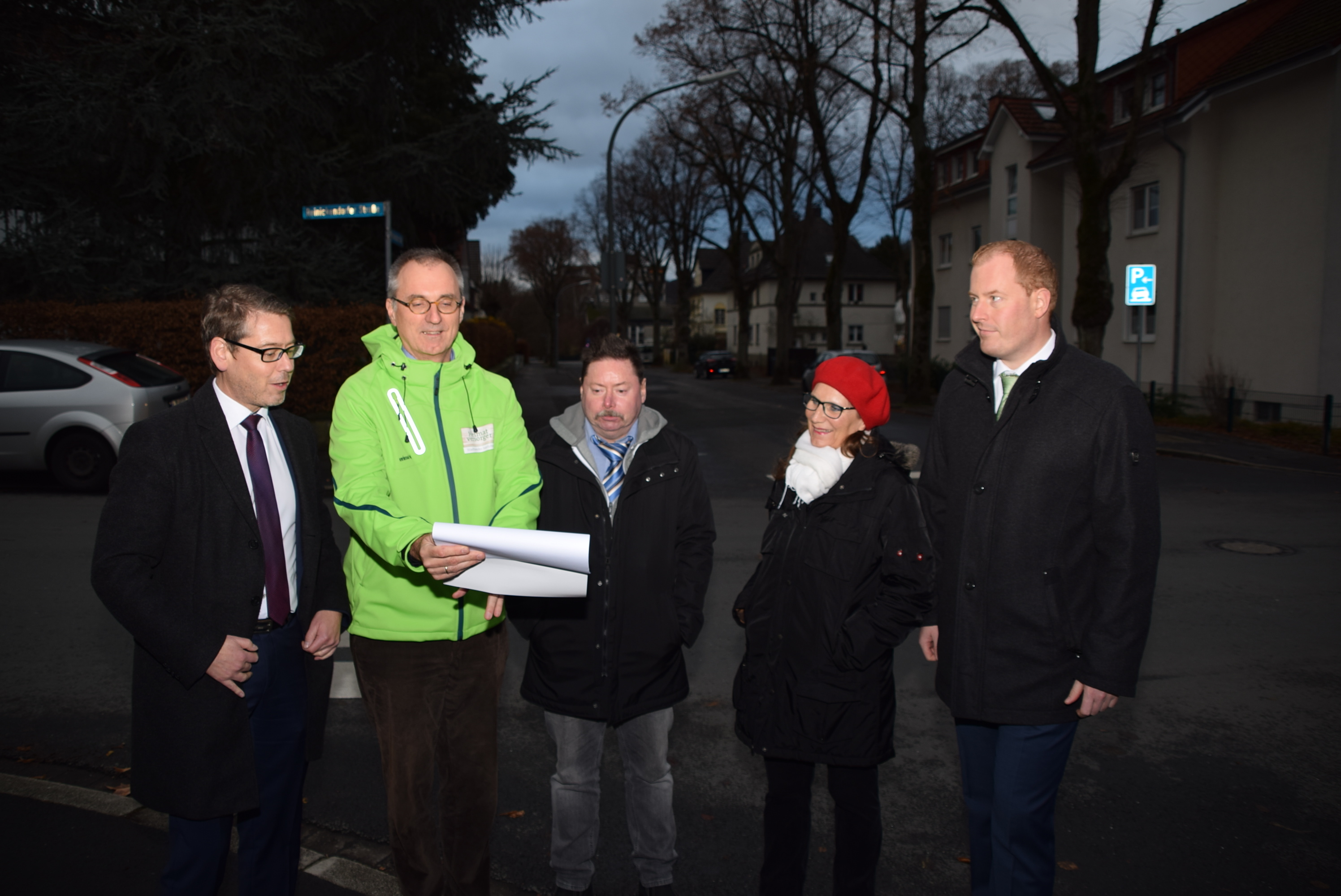 Beim CDU-Ortstermin in der Brabeckstraße zeigte Dr. Klaus Weimer (2.v.l.) Karsten Meininghaus (li.), Iris Sternberg, Ingo Kress und Fabian Tigges (re.) die Probleme und Lösungsmöglichkeiten der Straßenbeleuchtung auf. Foto: Günther