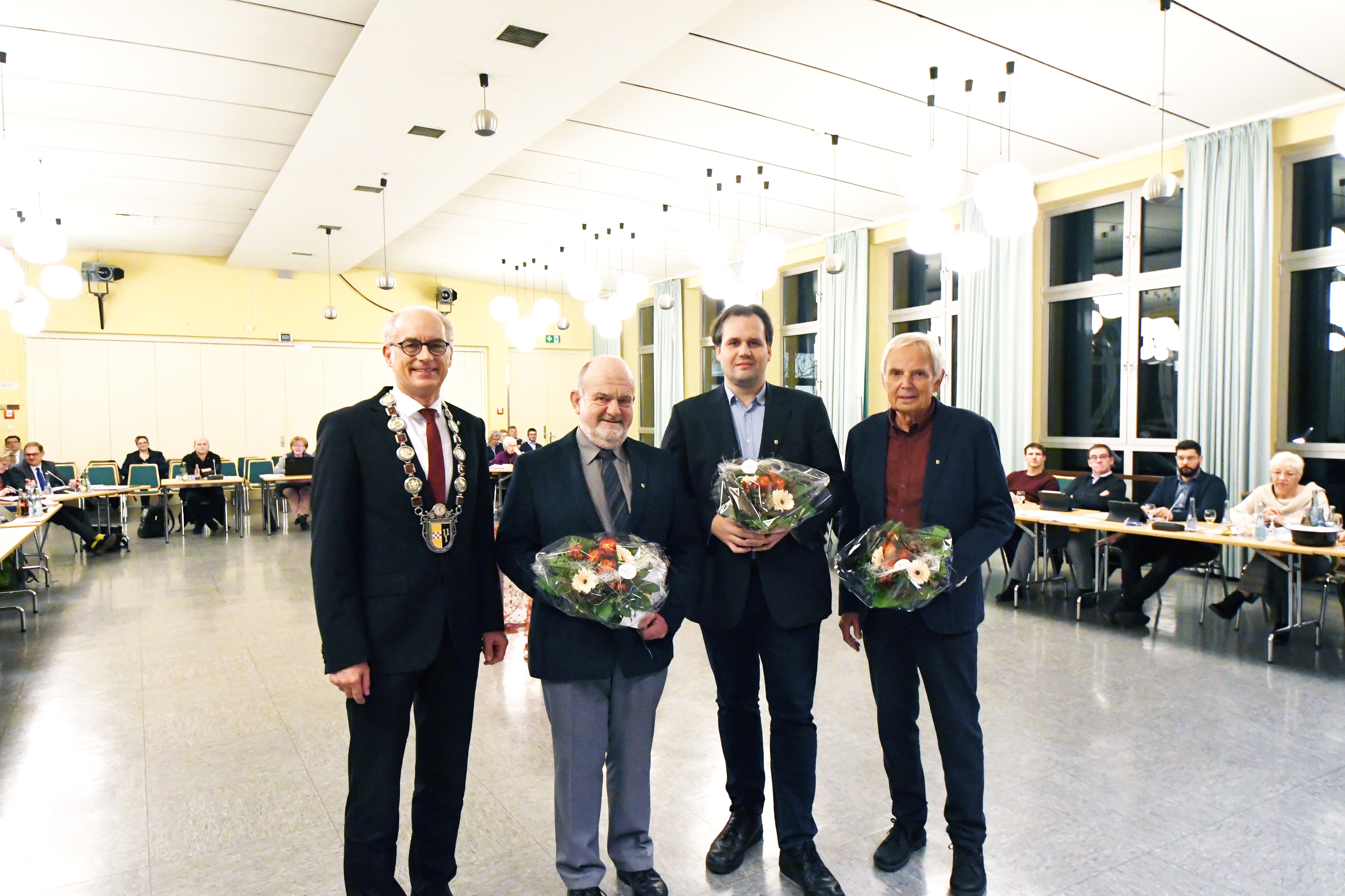 (v.l.) BM Michael Heilmann verlieh Werner Fingerhut, Wolfgang Weinelt und Ingo Olaf Schumacher die Ehrennadel der Stadt Hemer. Fotos: Giebels/Stadt Hemer