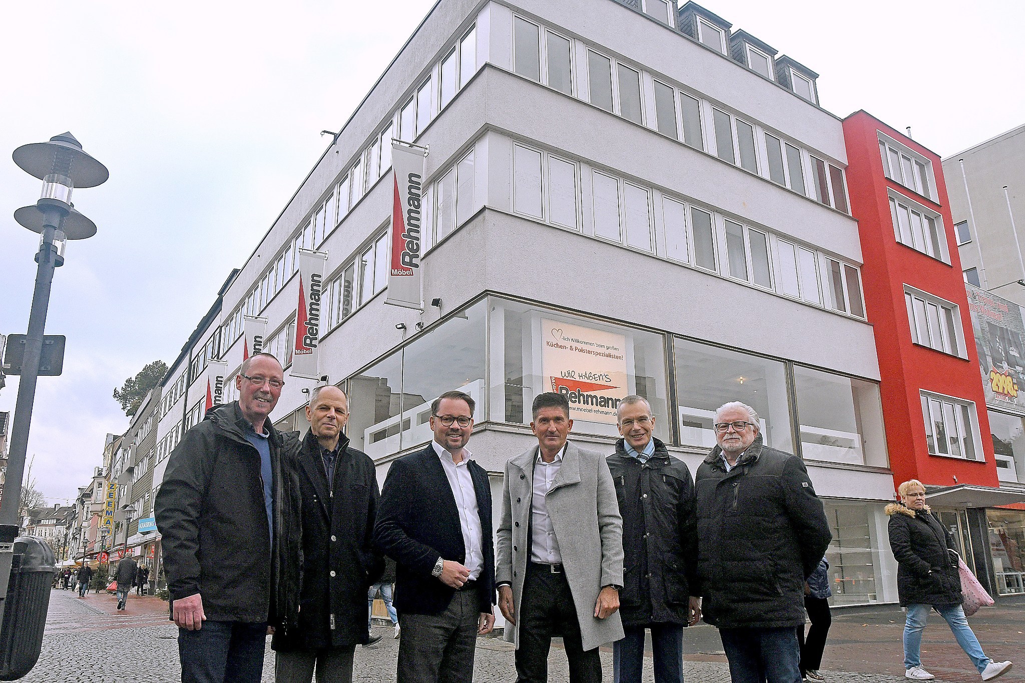Freuen sich über den Einzug von "Kabs PolsterWelt" am Steeler Dreiringplatz (v.l.): Bezirksbürgermeister Gerd Hampel, Dipl.-Ing. Klaudius Probierz (Essener Wirtschaftsförderungsgesellschaft, Standortentwicklung), Robert A. Kabs (Geschäftsführer), Günther Oberholz (Leiter Kröger-Immobilienmanagement), Ralf Kostkowski (Family Office Kröger) und Léon Finger (Vorsitzender Initiativkreis City Steele). Foto: Janz