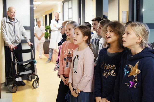 Die Grundschüler haben mit Liedern wie „Merry Chrismas“ Freude und Fröhlichkeit zu den Patienten gebracht.
