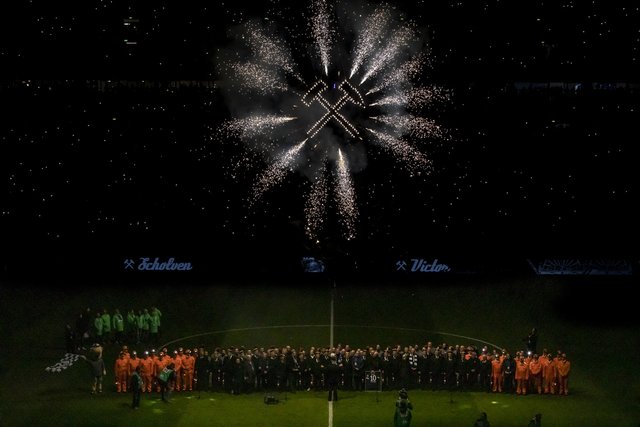 Vor dem Anpfiff sang der RAG-Chor das "Steigerlied" auf Schalke live.