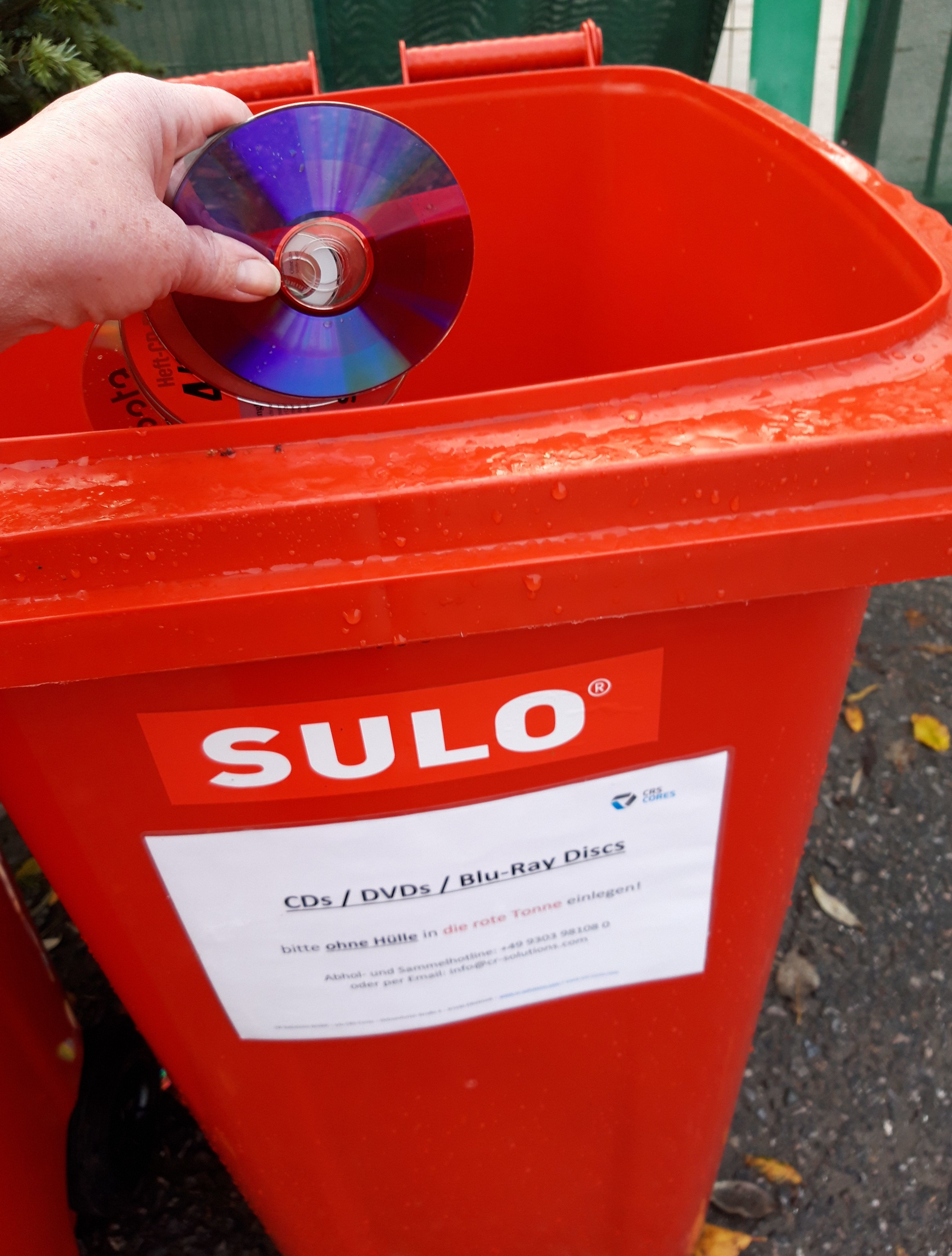 Wer seine CDs, DVDs und Blu-ray Discs in die rote Tonne wirft, leistet einen Beitrag, damit Automobil-, Computer- und Elektroindustrie neue Produkte umweltfreundlicher produzieren können.