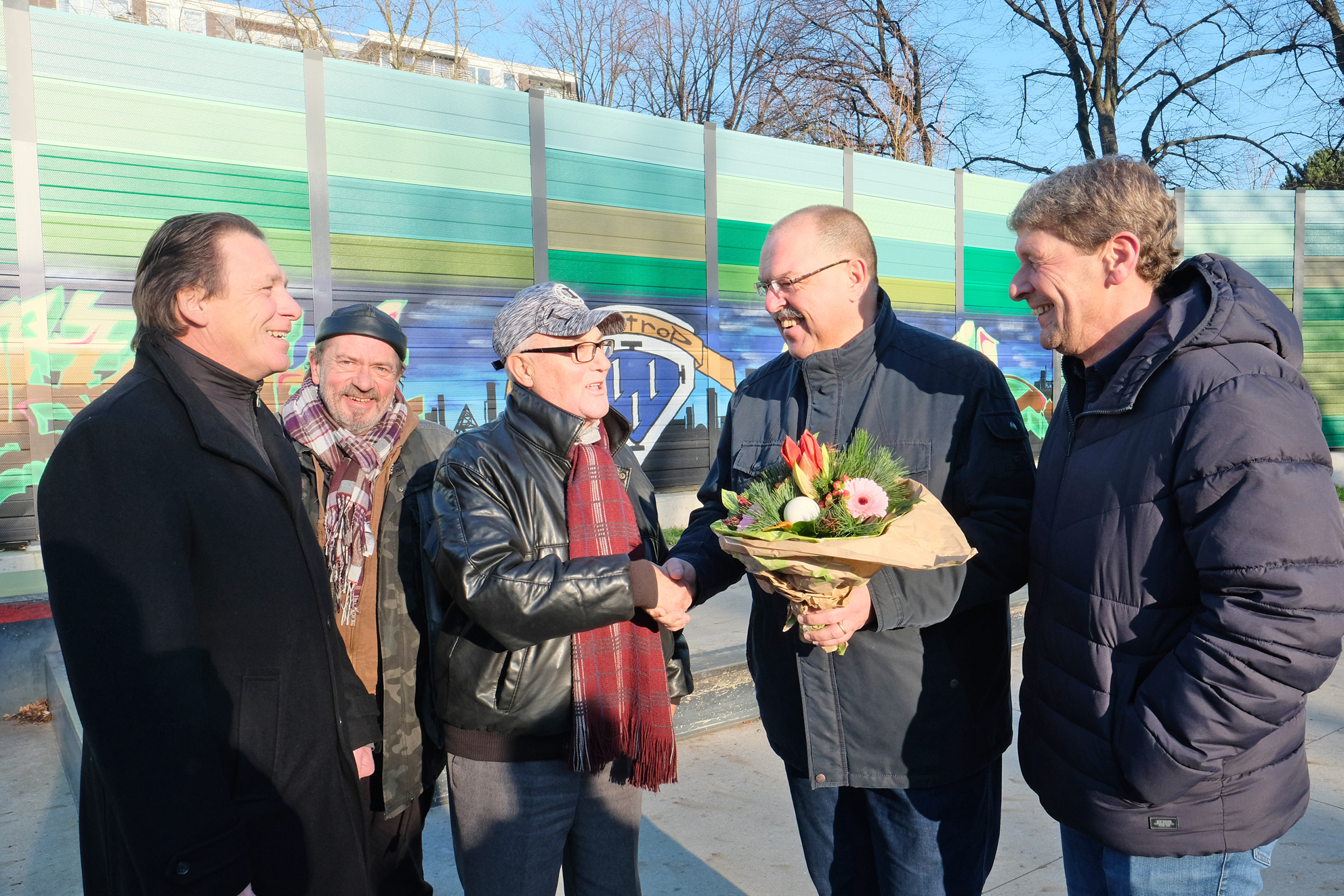 Josef Kleinert (Mitte) gibt den Schlüssel zurück an den Ersten Beigeordneten Paul Ketzer (rechts). Zu Verabschiedung kamen Thomas Bothe, Karl Trimborn und Dirk Scherer vom Fachbereich Jugend und Schule. Foto: Kappi