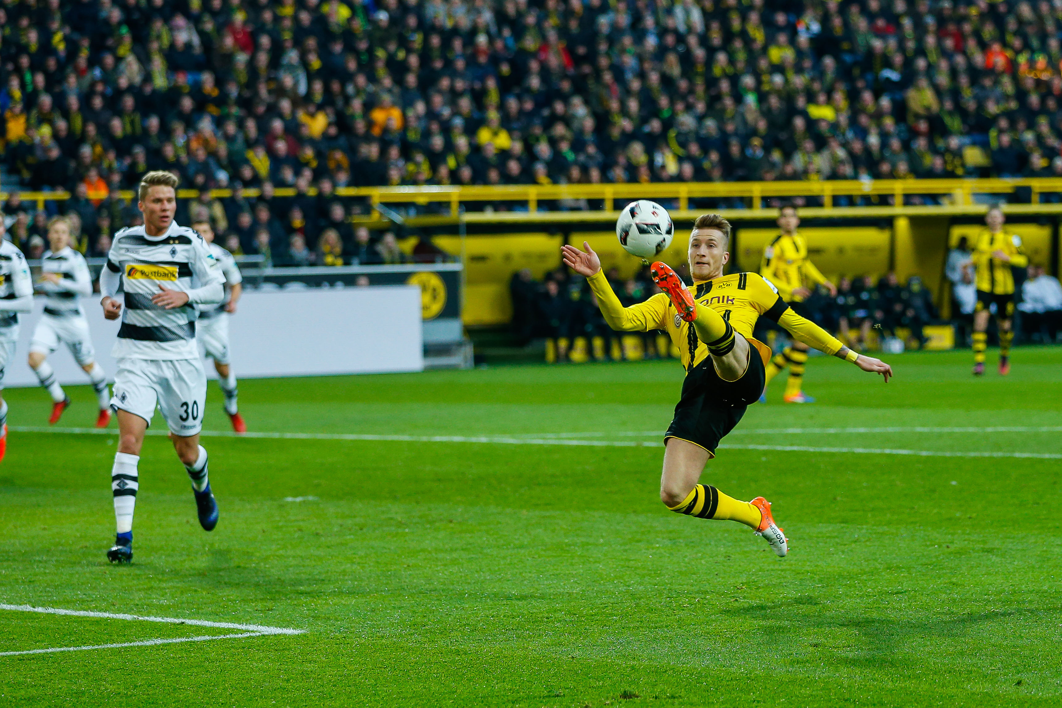 BVB-Kapitän Marco Reus (r.) empfängt zum Spitzenspiel am Freitagabend seinen Ex-Klub Borussia Mönchengladbach. Die Partie wird im Free-TV vom ZDF übertragen.