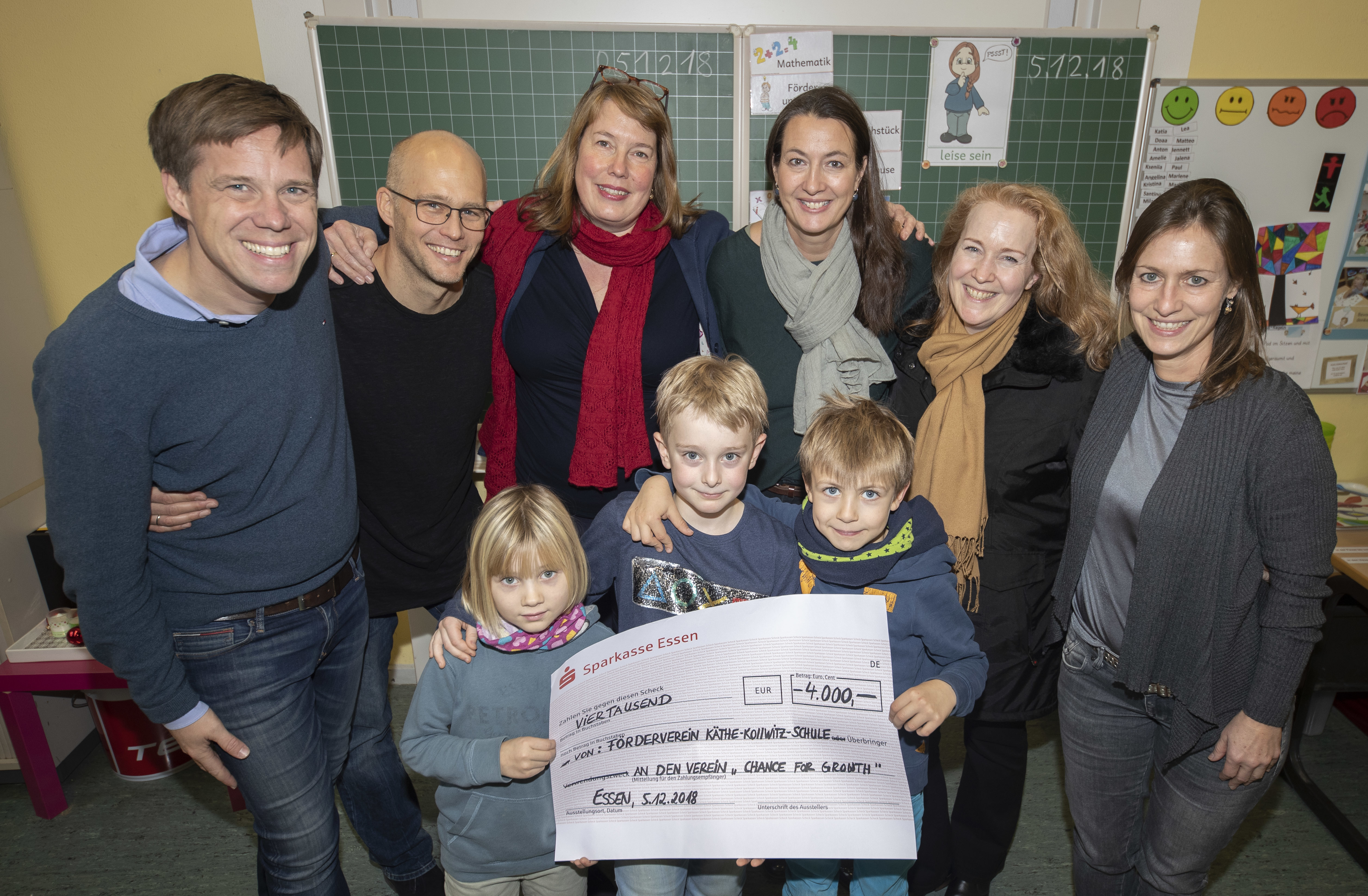 Schüler der Käthe-Kollwitz-Grundschule spendeten 4.000 Euro für das Förderprojekt „Kein Kind soll hungrig lernen“ des Essener Vereins Chance for Growth. Unser Foto (von links): Dr. Sven Volkmuth, Kinderarzt und Initiator von Chance for Growth, Sören Lehmann, Vorstand Chance for Growth, Sabine List, Vorstand Chance for Growth, Esther Hensel, Vorstand Chance for Growth, Michaela Henke, Förderverein der Käthe-Kollwitz-Grundschule und Stefanie Müller, Schulleiterin der Käthe-Kollwitz-Grundschule.