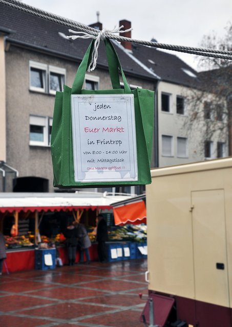 Witterungsbedingt schwächelt der Markt am Höhenweg aktuell. Unter Einbeziehung der Markthändler soll dort wieder ein Kommunikationstreffpunkt für die Bürger installiert werden. Die Funke-Kaiser GmbH stellt ein Faltzelt zur Verfügung. Tische und Bänke sind bereits vorhanden.