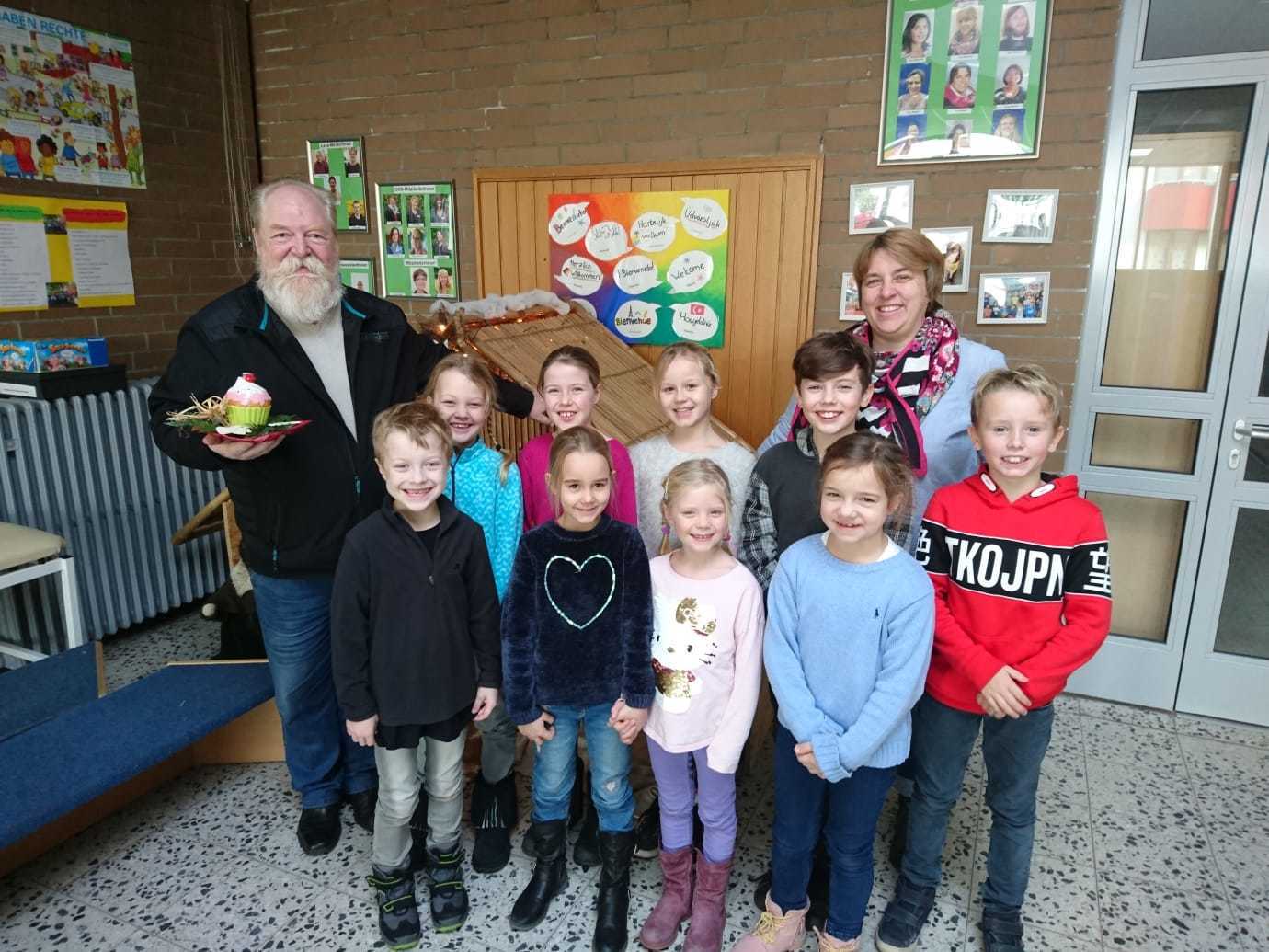 Hans-Peter Skotarzik von den Ruhrtal-Engeln freut sich über das Engagement der Kinder und natürlich die gespendeten 350 Euro.