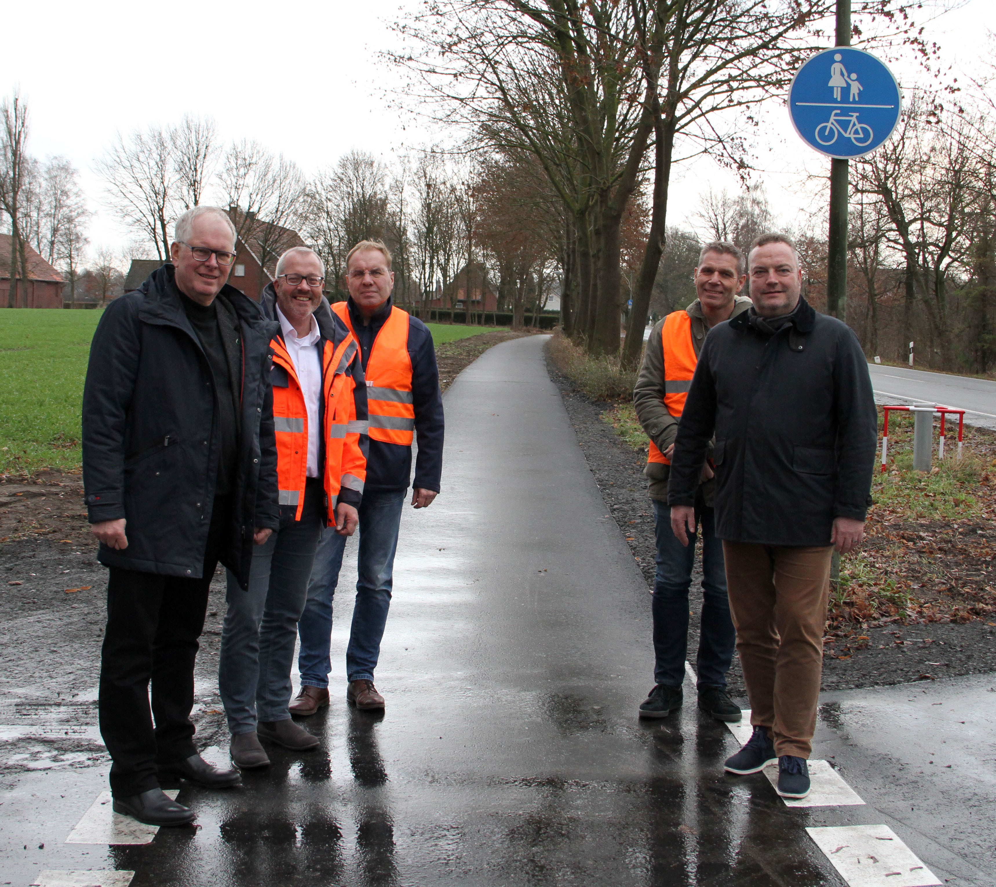 Freie Fahrt für Radfahrer in Haltern-Sythen: Landrat Cay Süberkrüb, Fachdienstleiter Carsten Uhlenbrock, Detlef Schulz und Alfons Fortmann (beide Tiefbauamt des Kreises) und Bürgermeister Bodo Klimpel am frisch sanierten Radweg.
