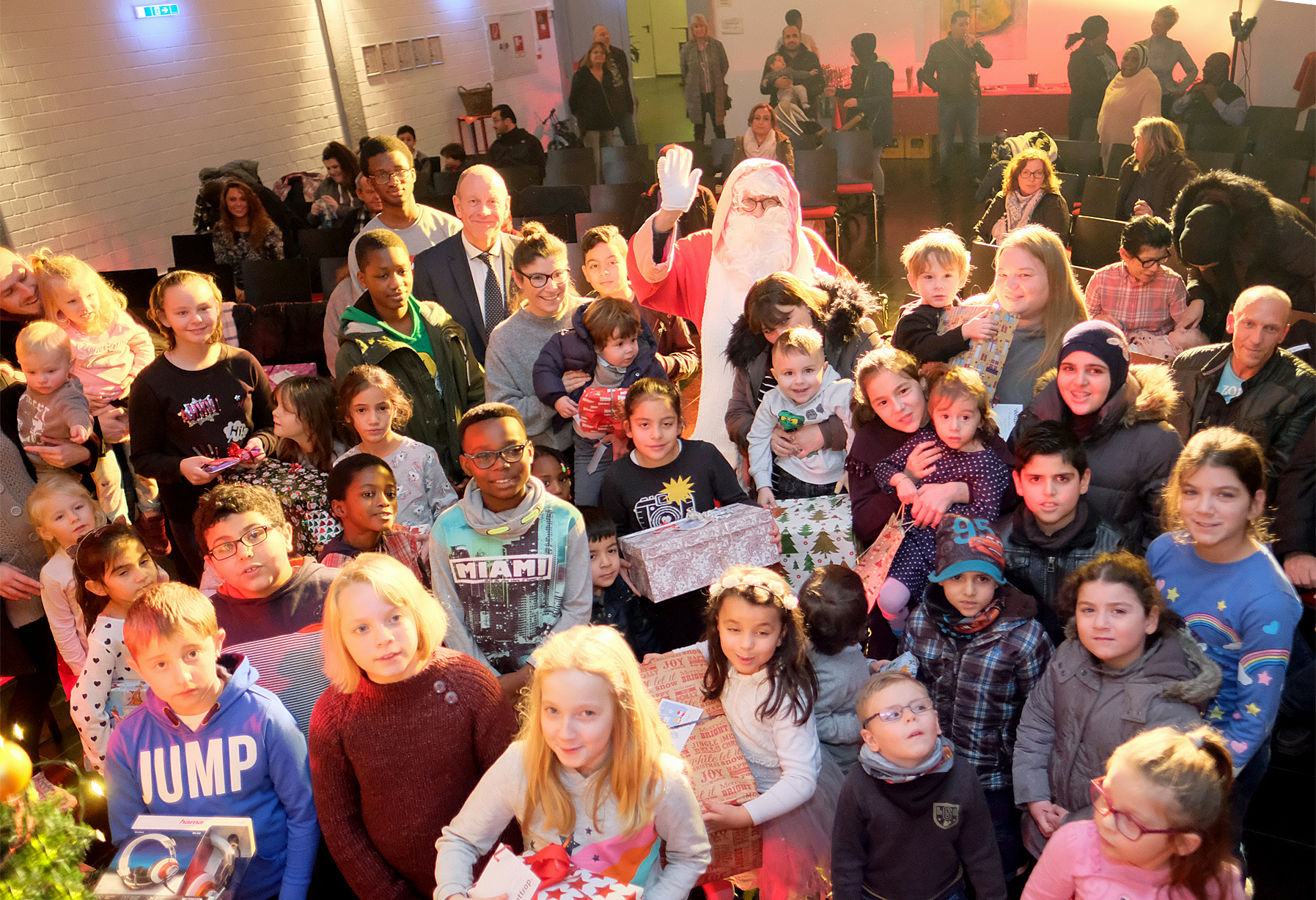 Die Kinder erhielten im "Spielraum" an der Prosperstraße ihre ersehnten Weihnachtsgeschenke, die ansonsten nicht unter dem heimischen Tannenbaum hätten liegen können. Foto: Kappi