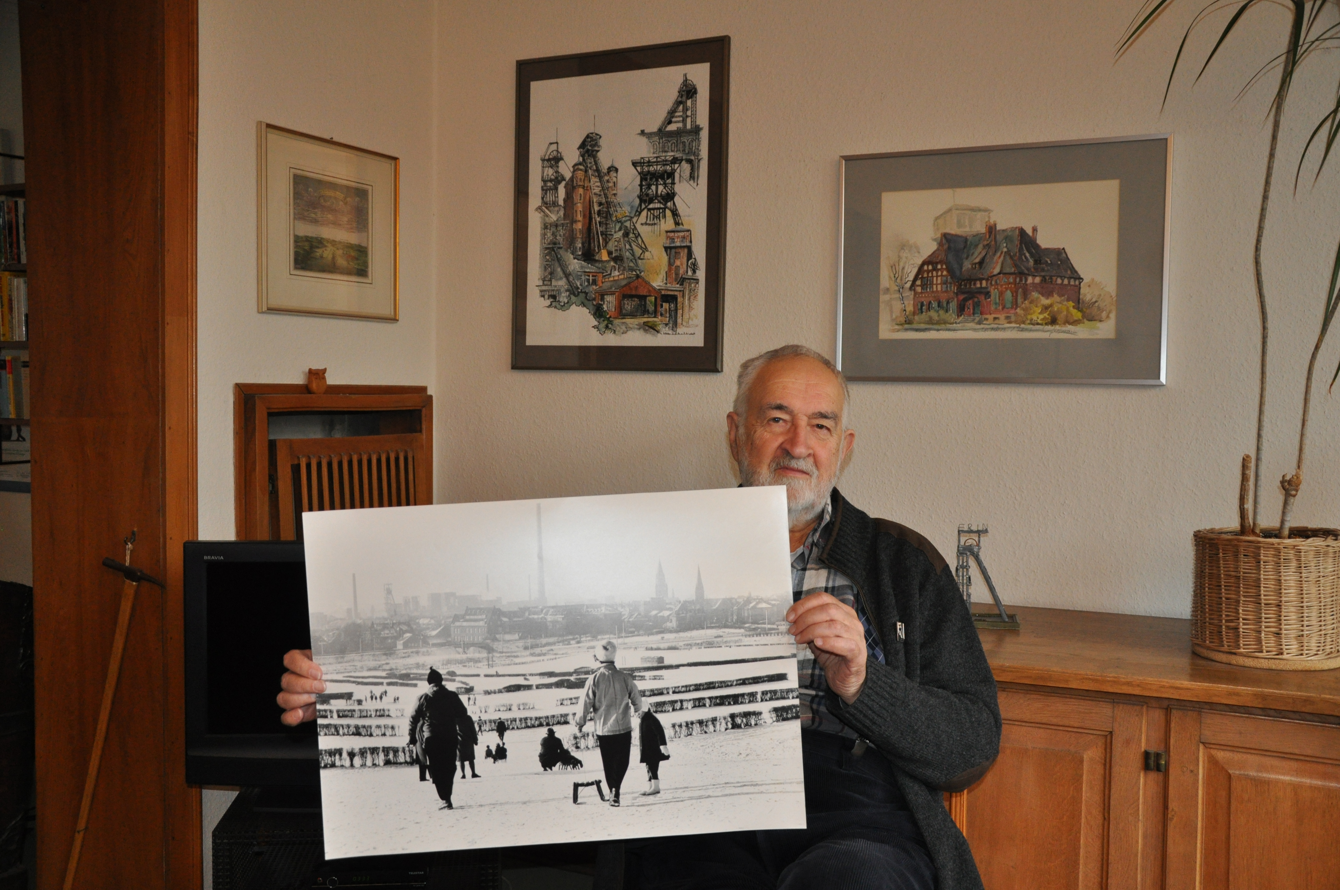 "Stadtansichten" heißt die aktuelle Ausstellung in der Krankenhausgalerie des EvK. Von Klaus Michael Lehmann stammen die meisten der Fotos. Bekannt ist dieses Motiv von der winterlichen "Rodel"-Rennbahn. Im Hintergrund die Zeche Erin.