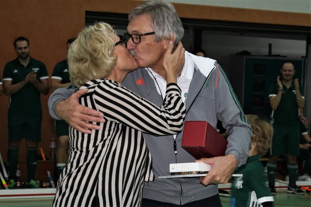 Ein Küsschen von Ehefrau Birgit an ihren Gatten.