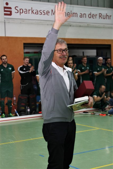 Ein einem letzten Gruß und ein Dank an die Zuschauer für den ihm zustehenden Applaus geht auch Teammanager Horst Stralkowski in den Ruhestand.