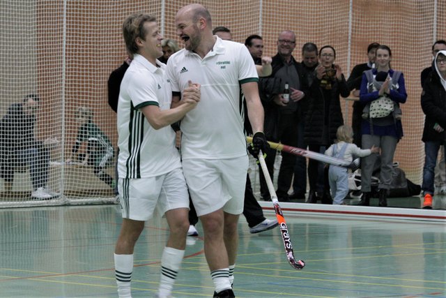 Da freut sich Benjamin Weß und Thilo Stralkowski über eine gelungene Aktion die zum Tor führte.