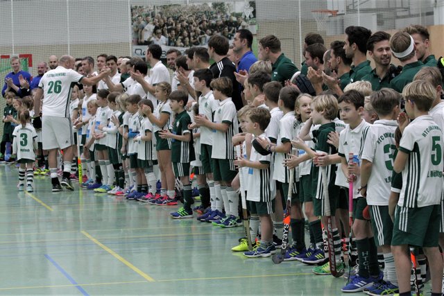 Bei vielen großen und kleinen Hockeyspeilern musste Thilo Stralkowski abklatschen.