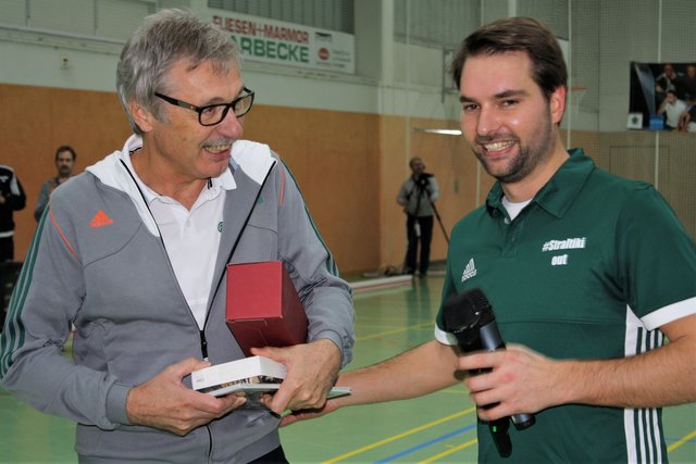 Der jetzige Co-Trainer der Uhlen und frühere Mannschaftskamerd von Thilo hielt auch eine Dankesrede für den Manager der Uhlen: Horst Stralkowski. Auch er setzt sich etwas ruhiger.