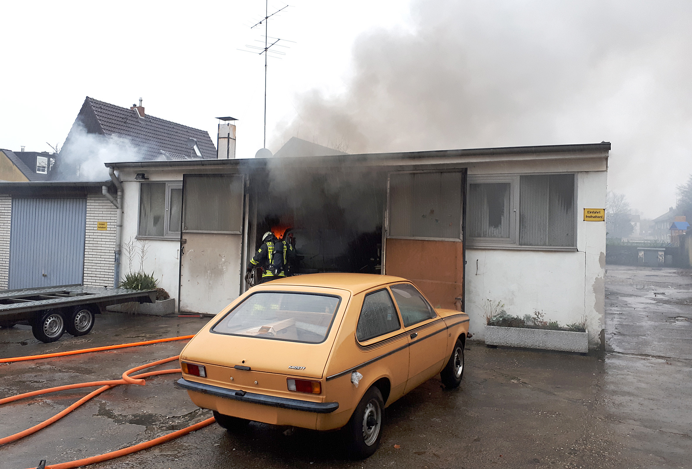 In der kleinen Werkstatt in Styrum drohten Propangasflaschen zu explodieren. Der historische Opel Kadett C City wurde nicht beschädigt. Foto: Feuerwehr Mülheim