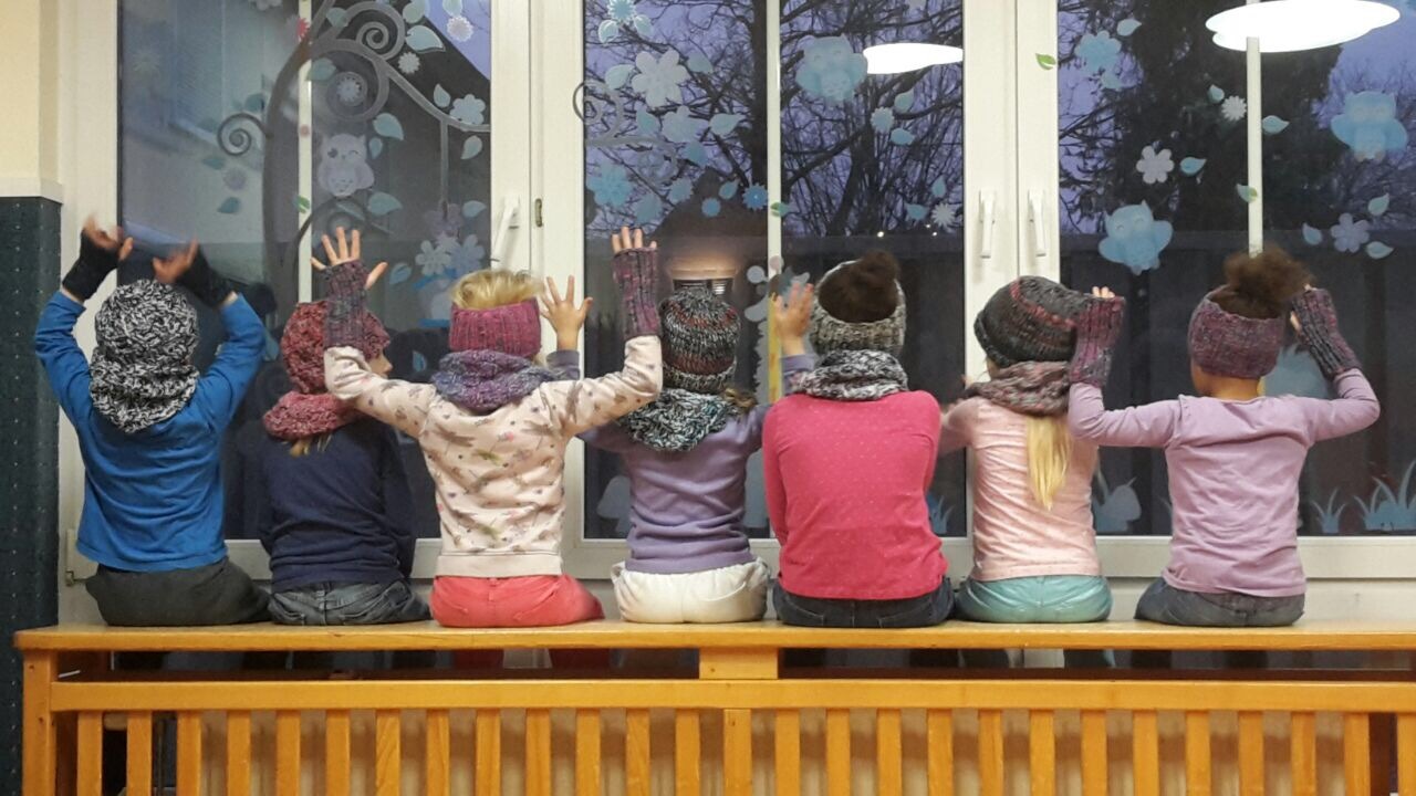 Hier freuen sich sechs Kinder über die warmen Stricksachen, die auch schon im vergangenen Jahr eine Dame der Aktion zur Verfügung stellte.