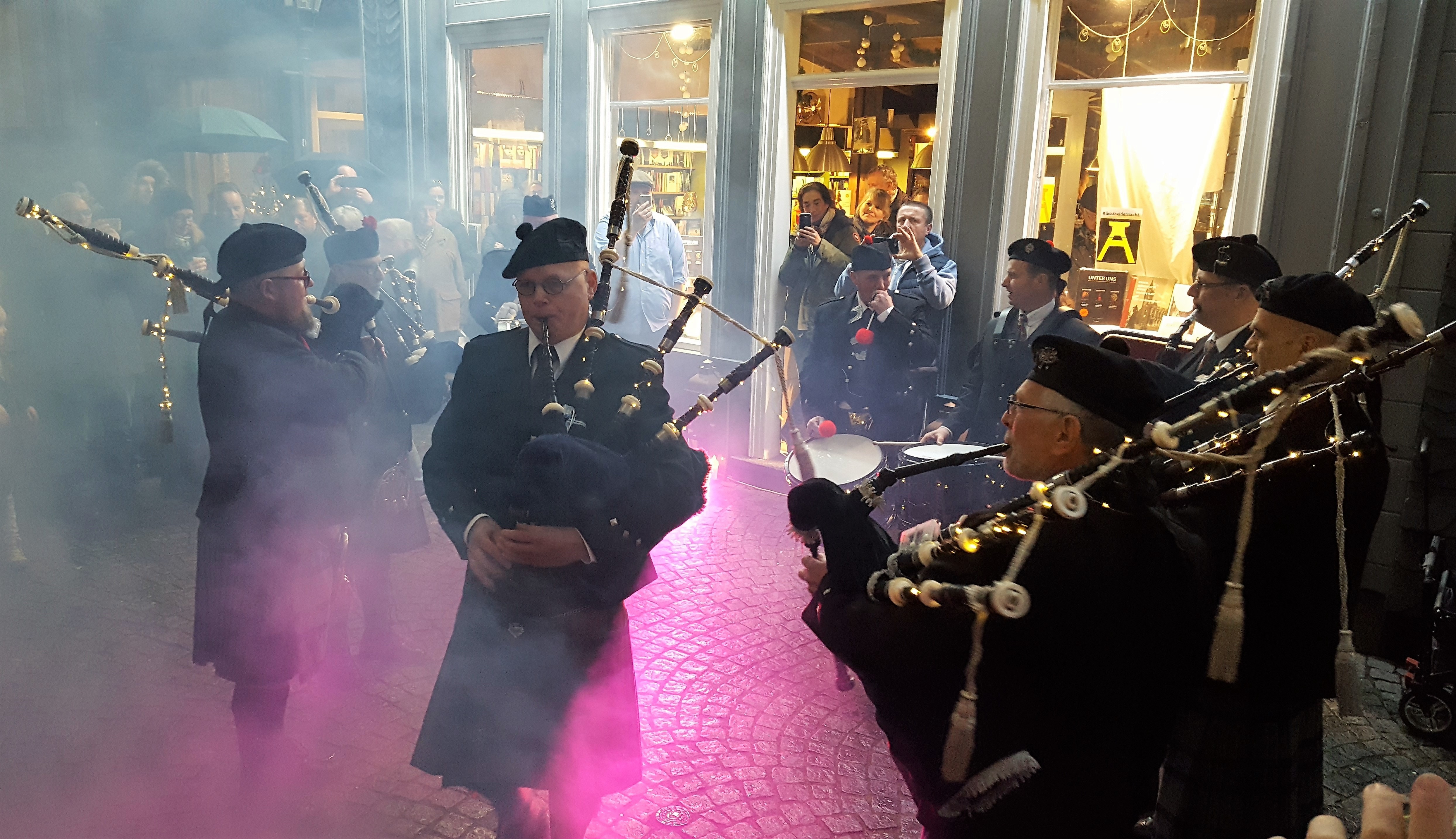 Die Grafenstraße wackelte, als die Herren von der „Bagpipe Company“ ihre Instrumente losdonnern ließen.
Foto: Henschke