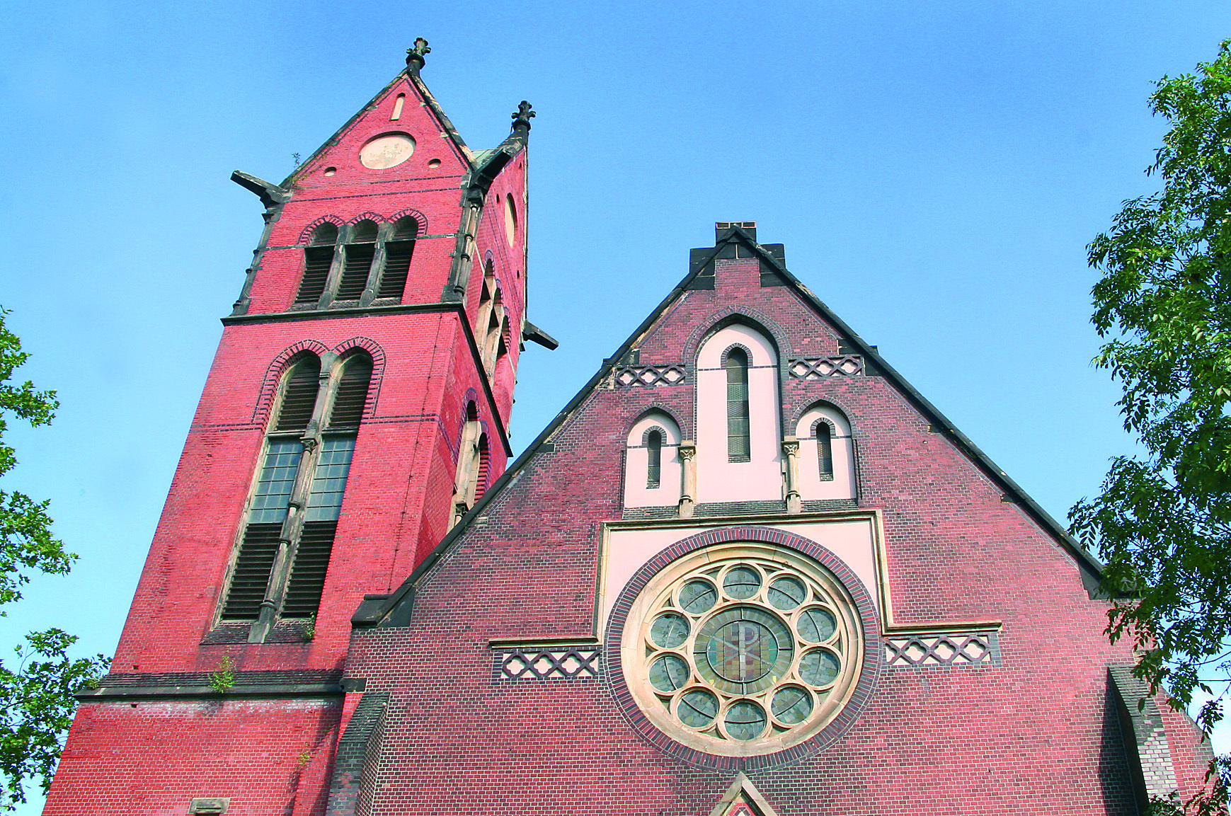 Die Fassade und die Dachflächen des Kirchenschiffes sollen mit den Fördermitteln restauriert werden.