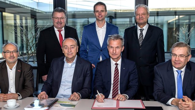 Bei der Unterzeichnung der Zielvereinbarung (vorn v.l.): Norbert Mohr von der Verbraucherzentrale NRW, Burkhard Drescher, Geschäftsführer der Innovation City Management GmbH, Oberbürgermeister Frank Baranowski, Dr. Bernd Josef Brunsbach, Geschäftsführer der Emscher Lippe Energie GmbH, (hinten v.l.) Prof. Dr. Alfons Rinschede von der Westfälischen Hochschule, Maik Stockmann von der Gelsenwasser AG und Klaus Nadolny von der GfW.