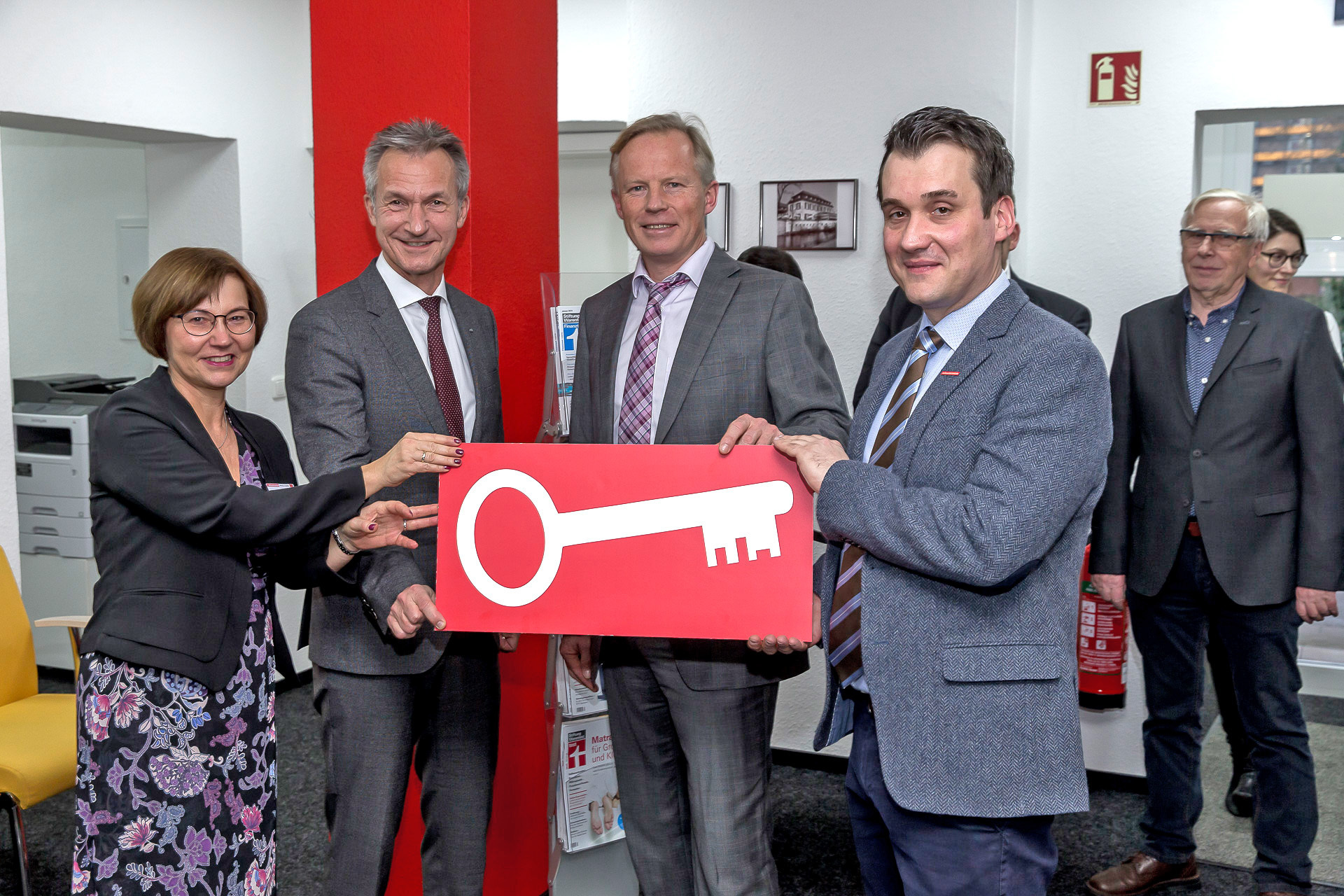 Susanne Voss (l.) übergab Schlüssel und Verantwortung für die Beratungsstelle an Rafael Lech (r.), ihren Nachfolger als Leiter der Beratungsstelle Gelsenkirchen. Oberbürgermeister Frank Baranowski (2. v. l.) und Udo Sieverding (2. v. r.), Mitglied der Geschäftsführung der Verbraucherzentrale NRW, nahmen an der Übergabe teil.