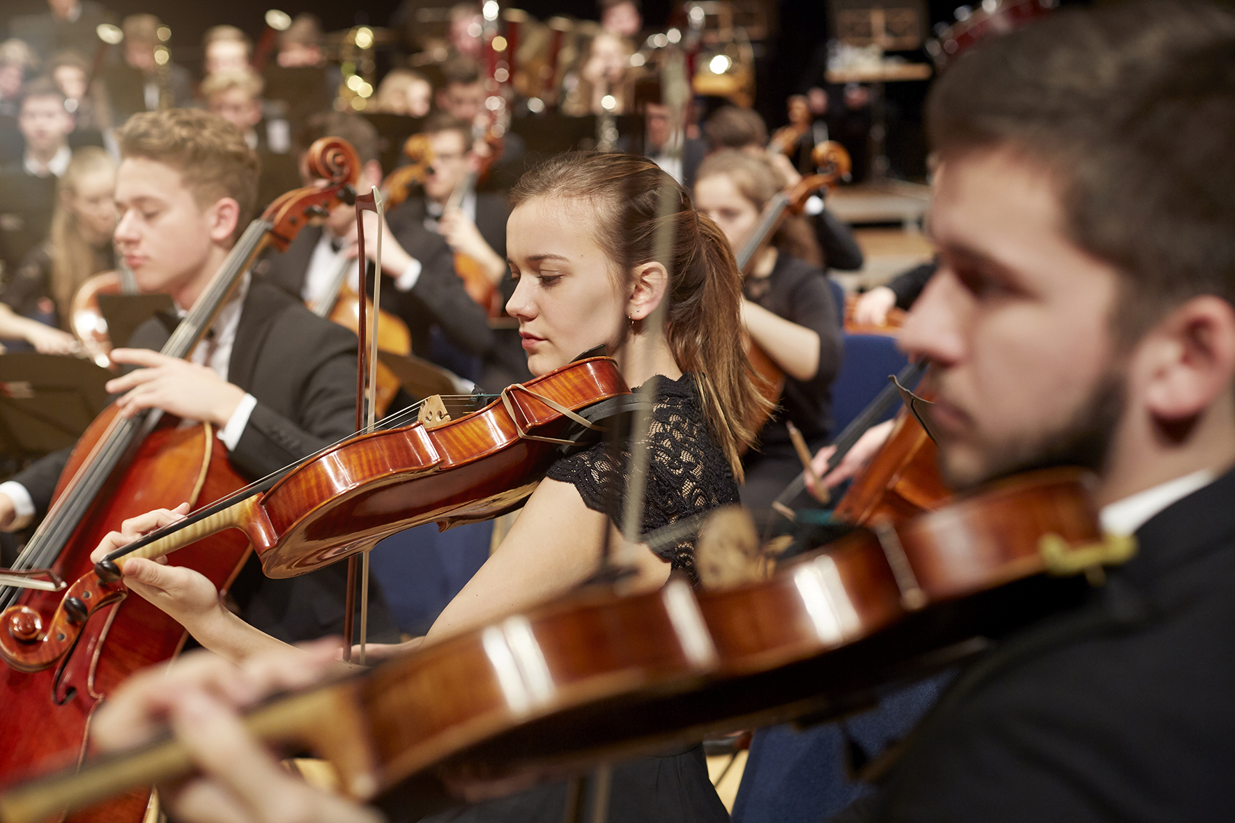 Die Musikerinnen und Musiker im Bundesjugendorchester sind im Alter von 14 bis 19 Jahren.