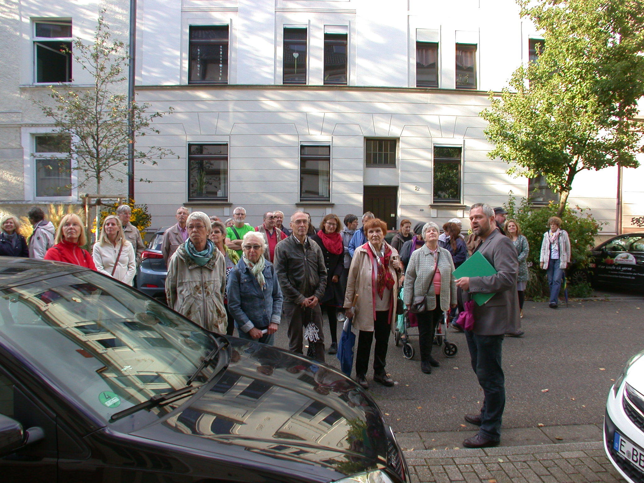 Der Kurs "Fundstücke im Essener Westen" unterwegs mit Heimatforscher Robert Welzel.